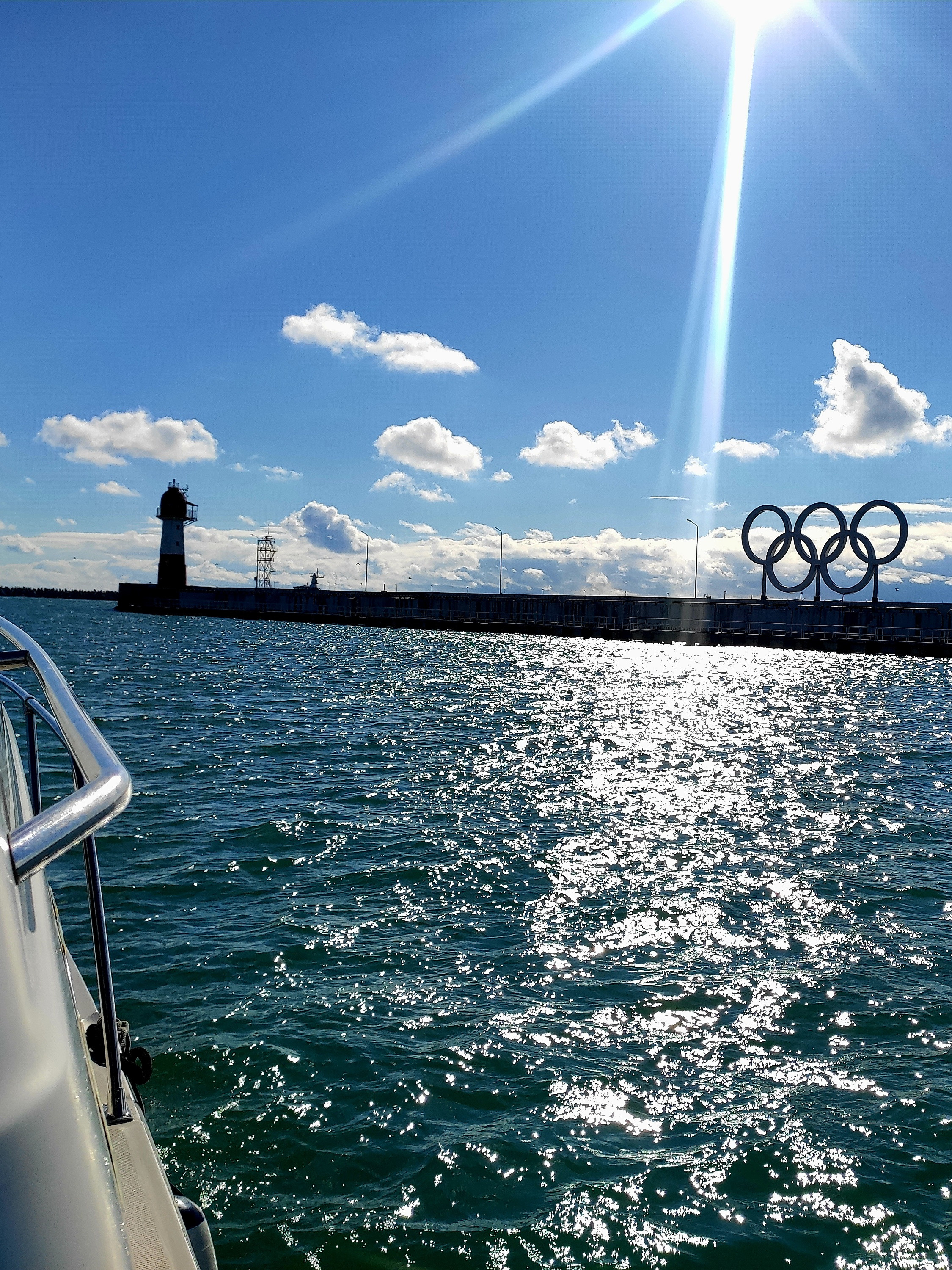 Отправились на прогулку на мини-яхте. Как люди проводят отпуск на них? Мне хватило 1 часа, чтобы потерять весь оставшийся день