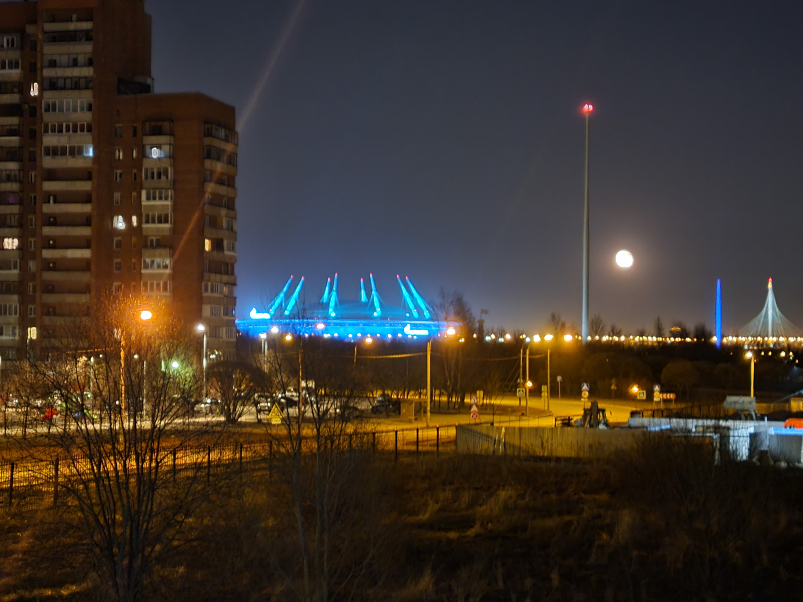 Немного видов из окошек номера в отеле. Стадион