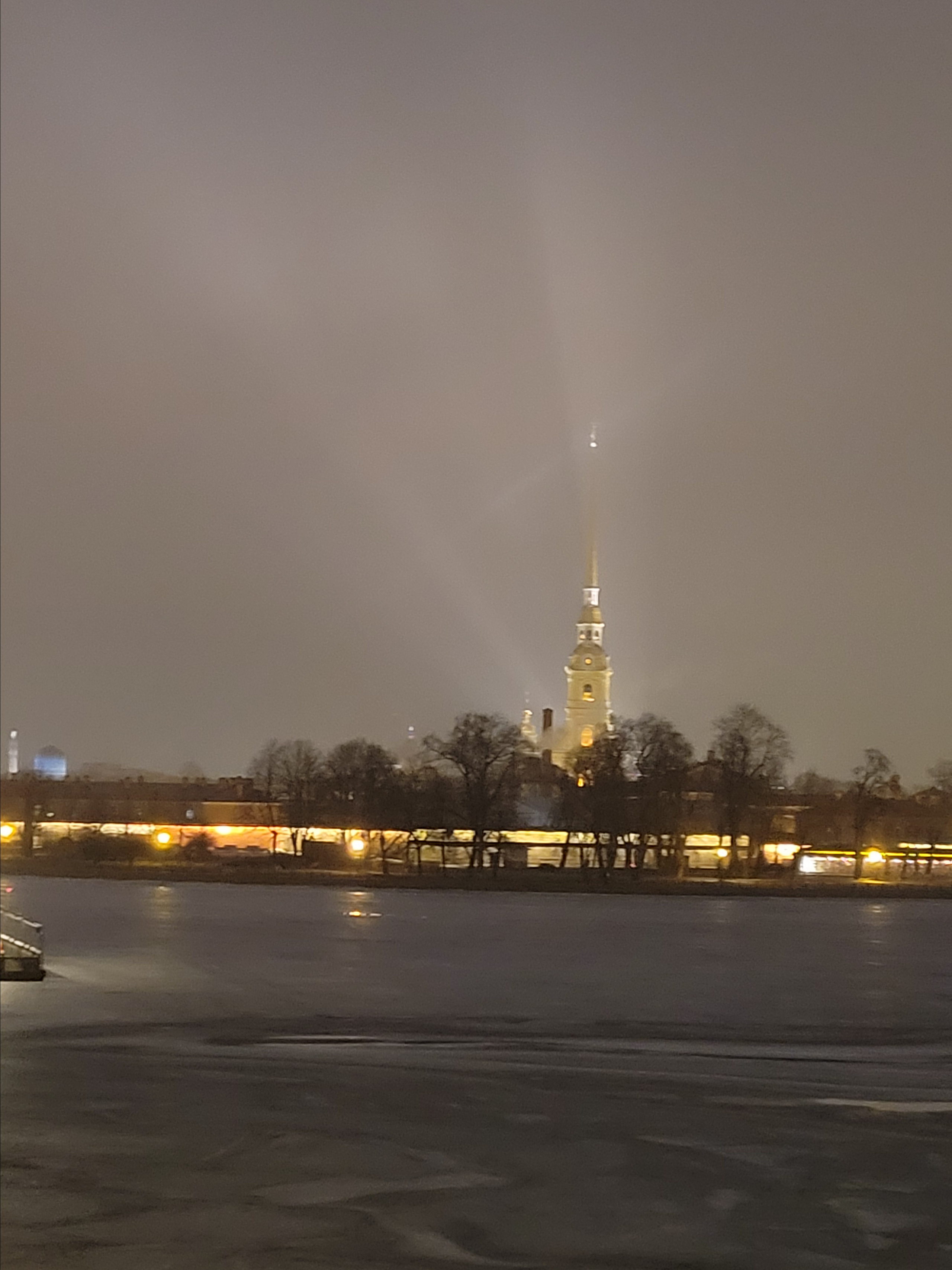 И вид со стрелки на Петропавловскую крепость