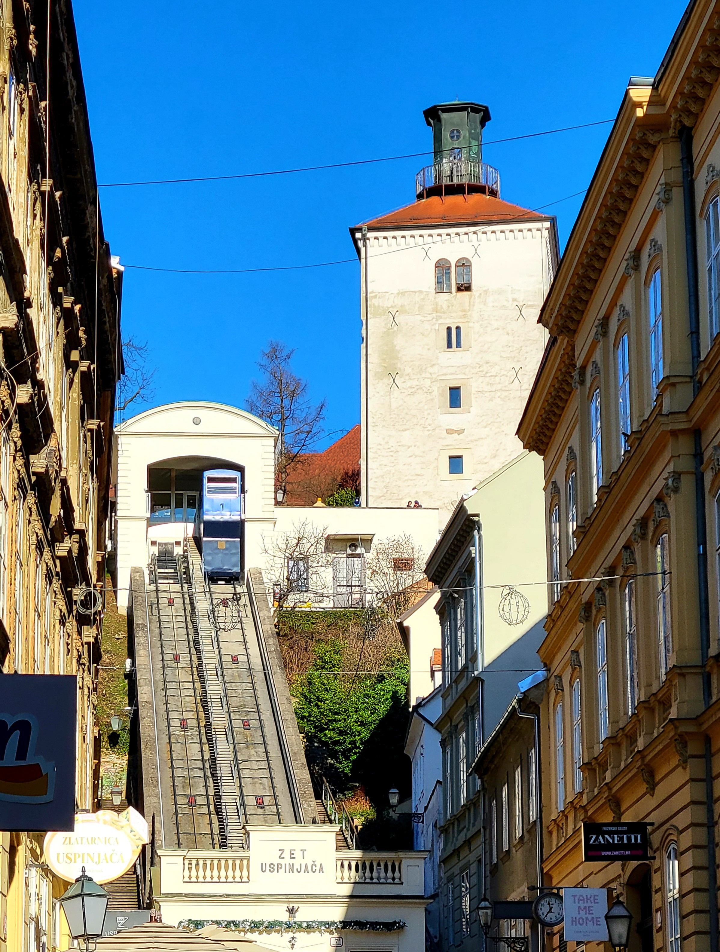 Фуникулер 1889 г постройки. Самый короткий (30,5 м) в мире