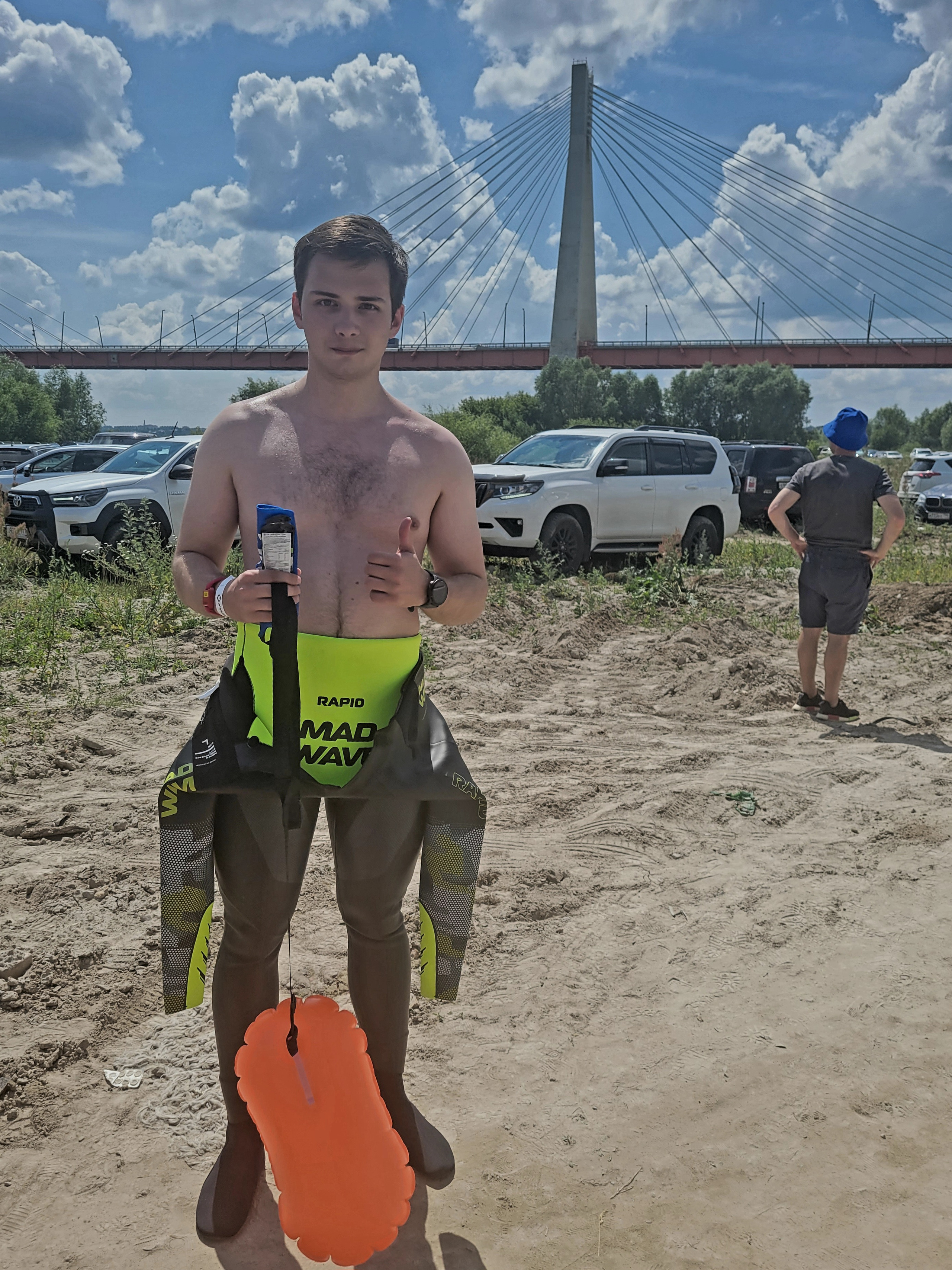 Макс к старту готов. На старт - на автобусе, а дальше вниз по течению...