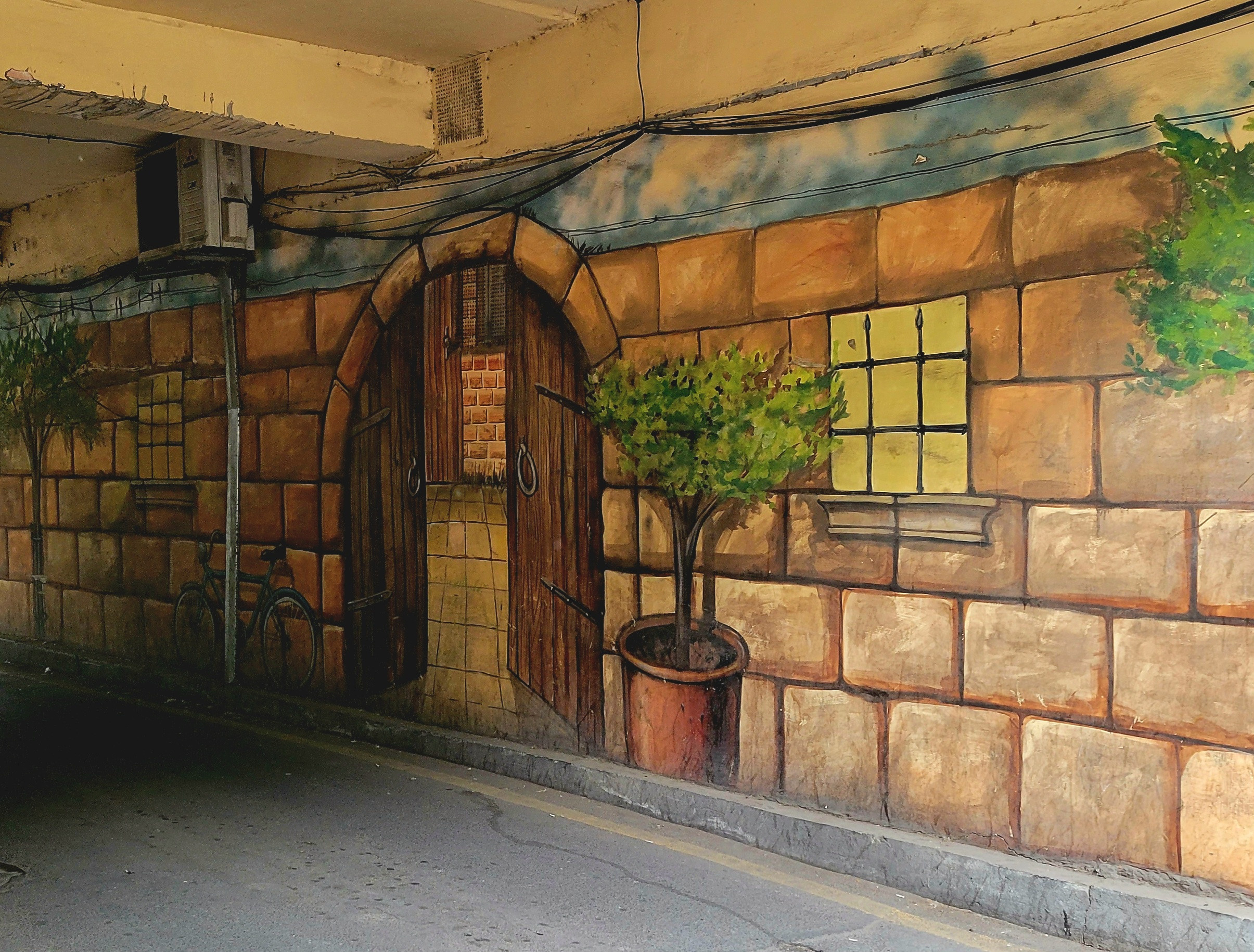 Все арки в городе разукрашены рисунками. Где-то это виноградники, где-то деревенские дворики или фальшь-окошки