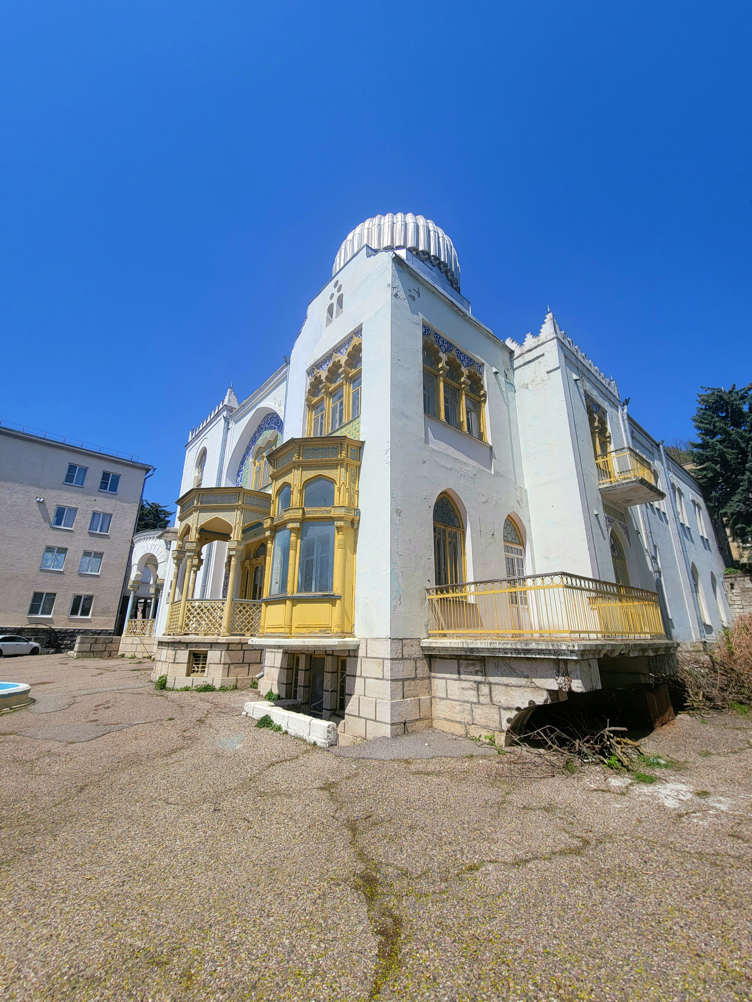 Дворец эмира. Но мемориальных дощечек об отдыхе там Н.Крупской гораздо больше