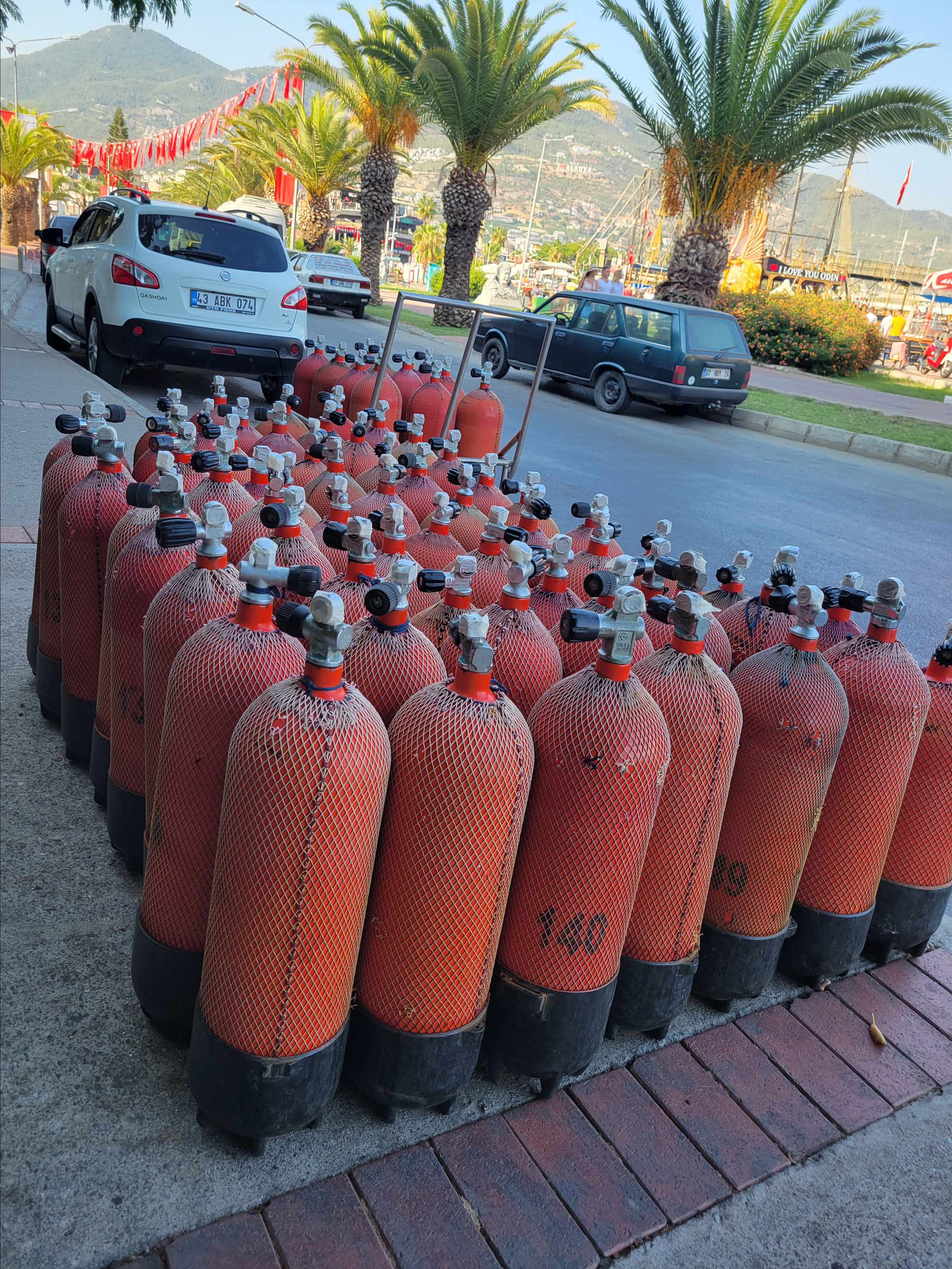 Школа дайвинга готовится к следующему дню погружений