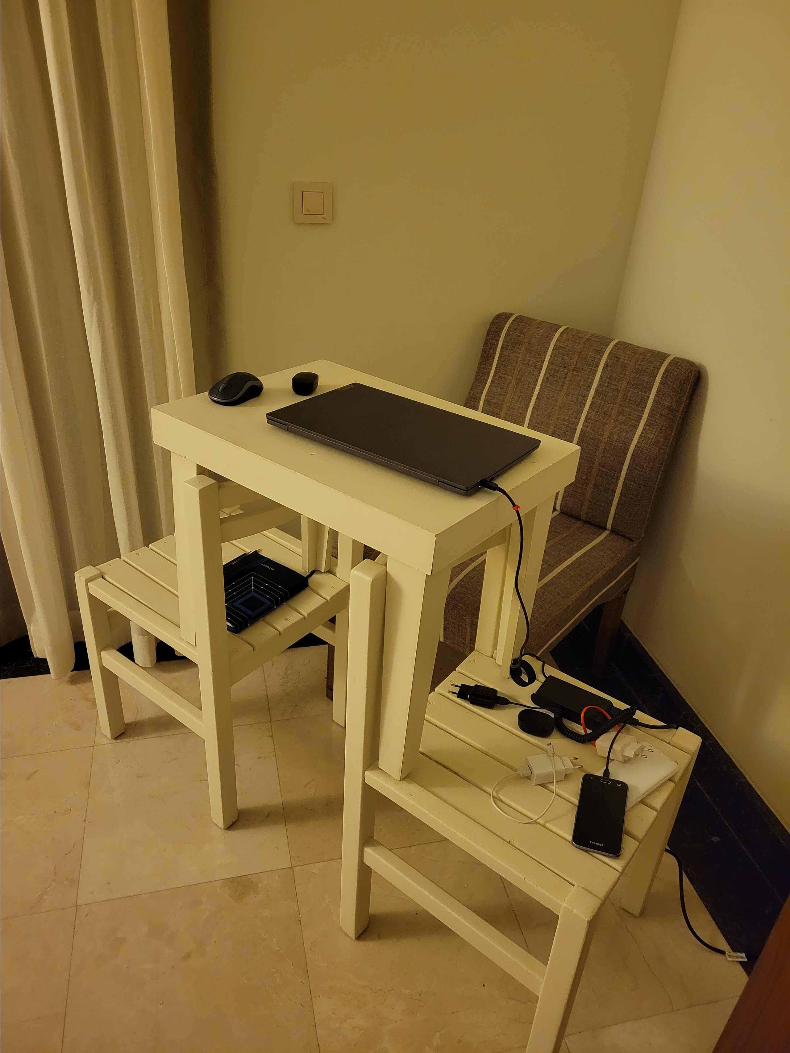 Стола в номере не оказалось. Оборудовал из подручных средств