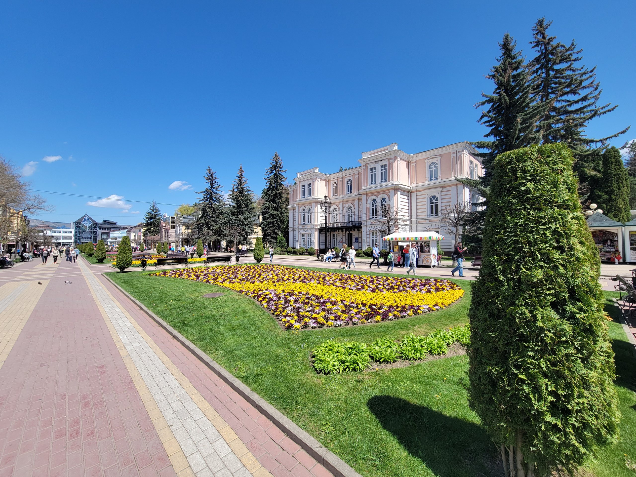 Красивый город, который с XIX в соперничал с Баденом и Карлсбадом. 