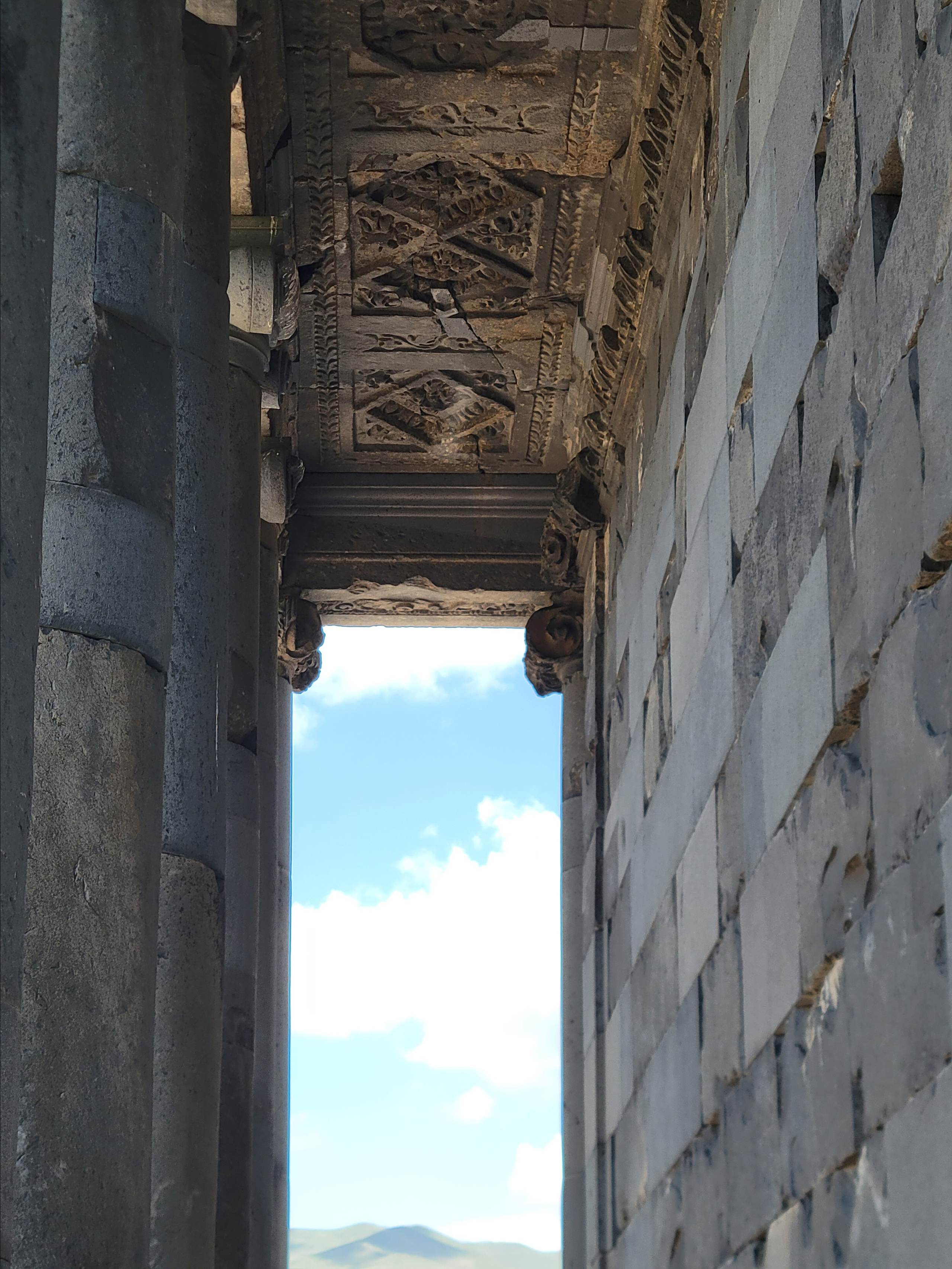 Храм стоит на горе. Внизу в долине течет река. Вдоль нее - автодорога проселочная. И скалы - симфония камней.