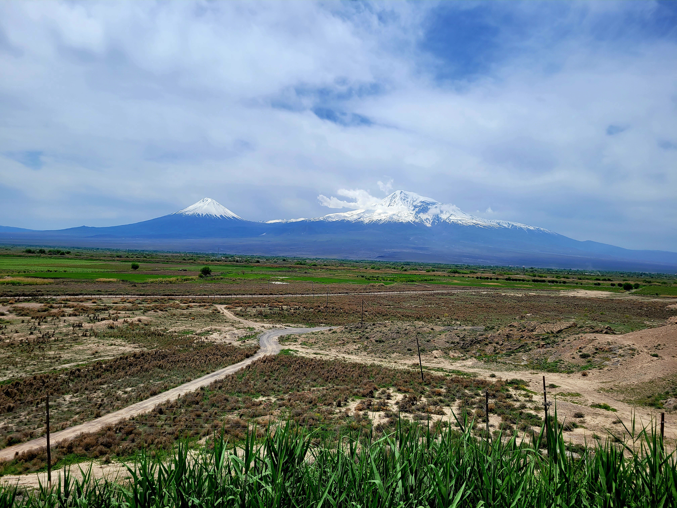 Заборчик на переднем плане - Армяно-Турецкая граница