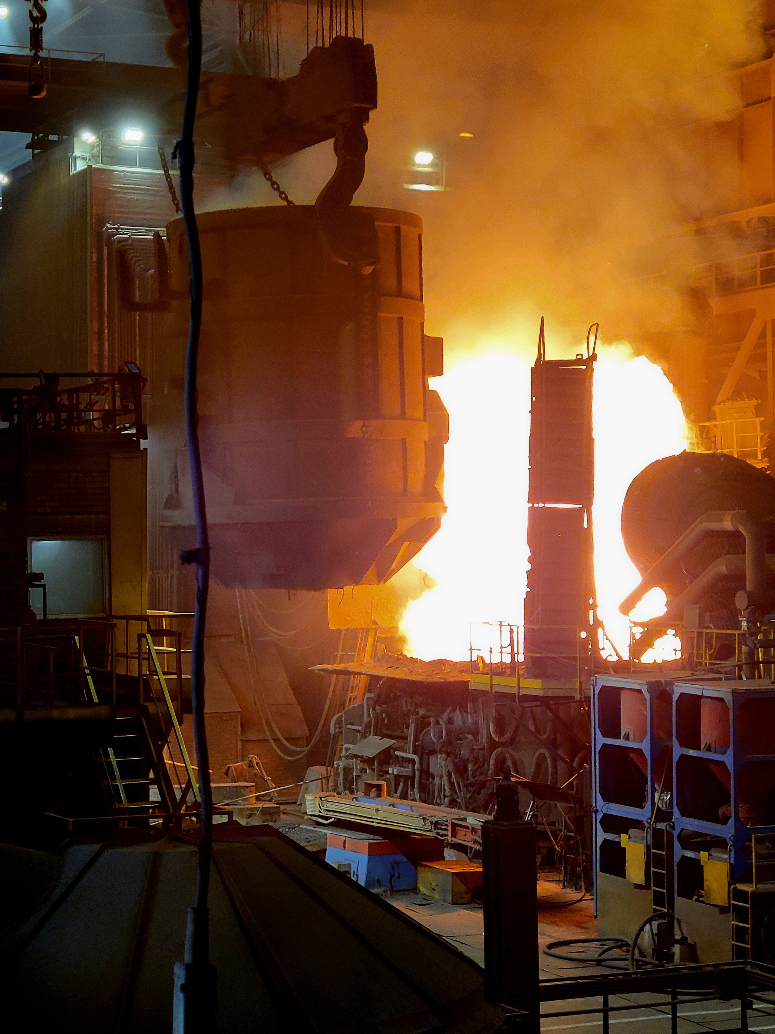 Сталеплавильная современная печь. В бадье (на переднем плане) подают около 40 т металлолома для загрузки
