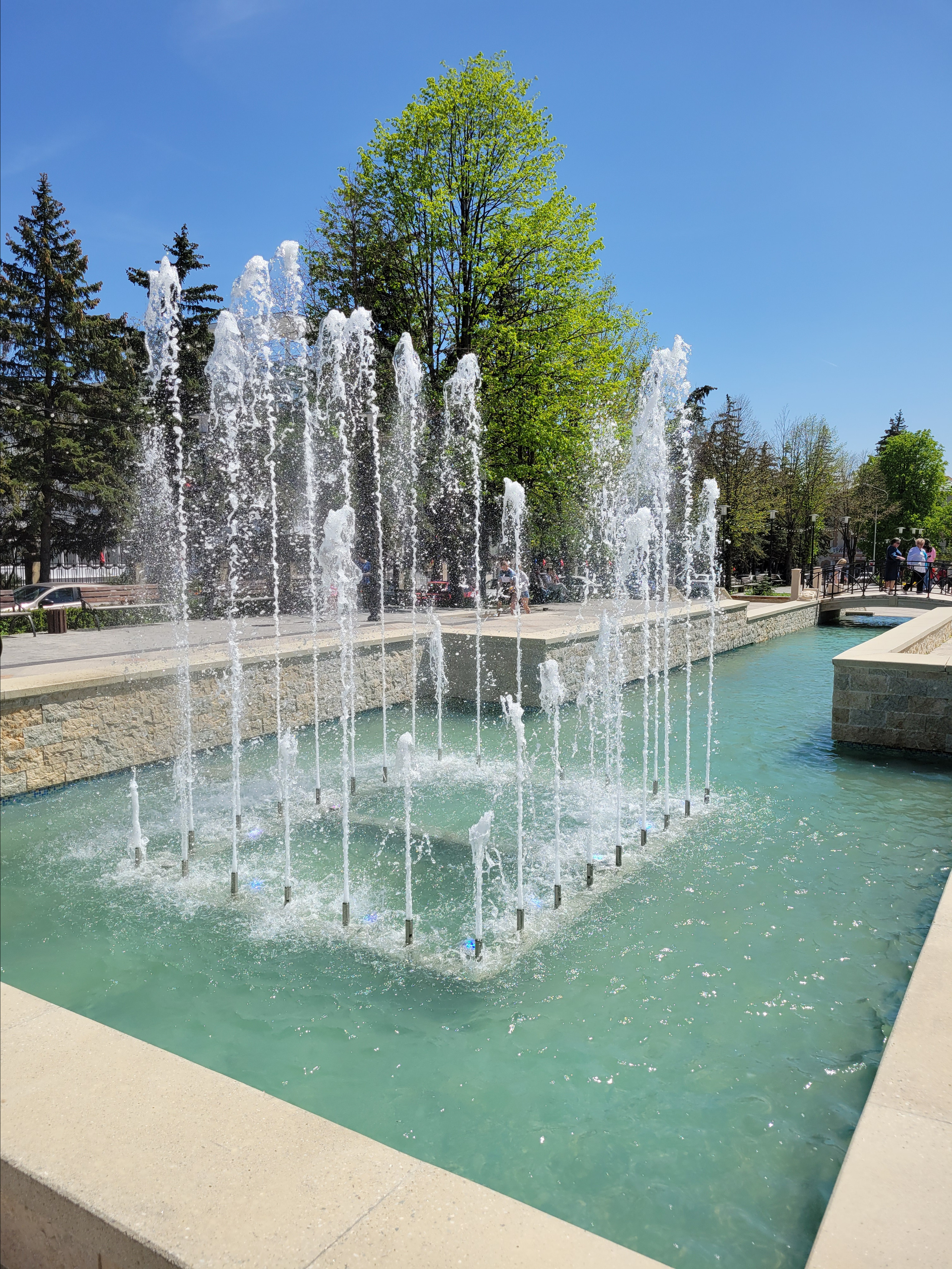 В парке даже фонтаны минеральные