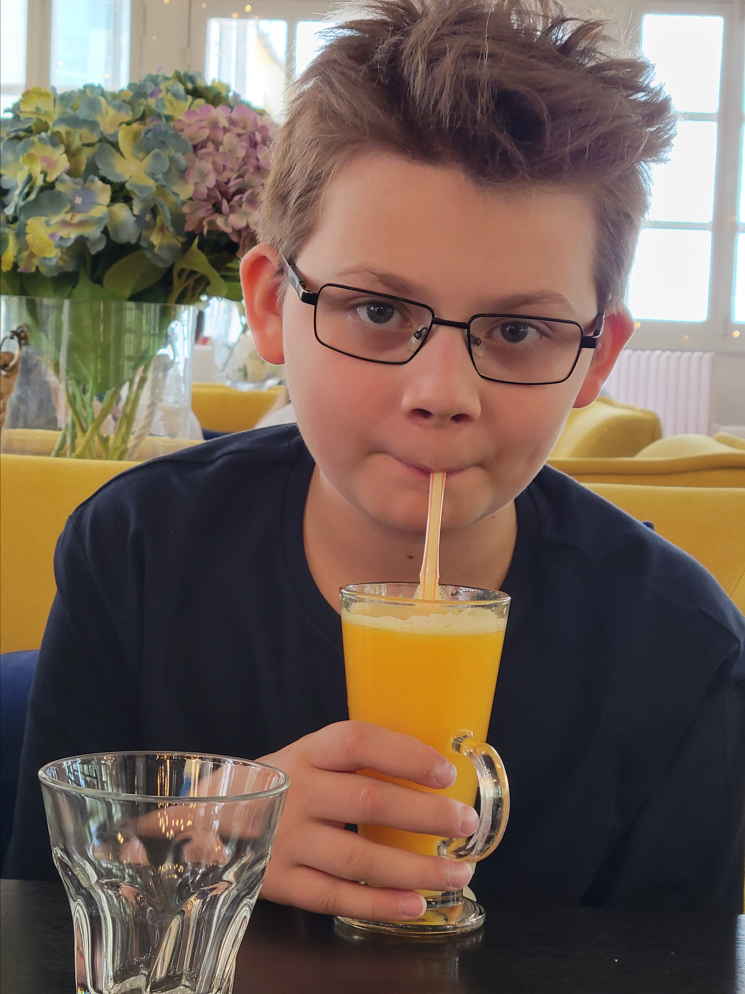 Из всех минералок Игорек предпочел апельсиновый фреш