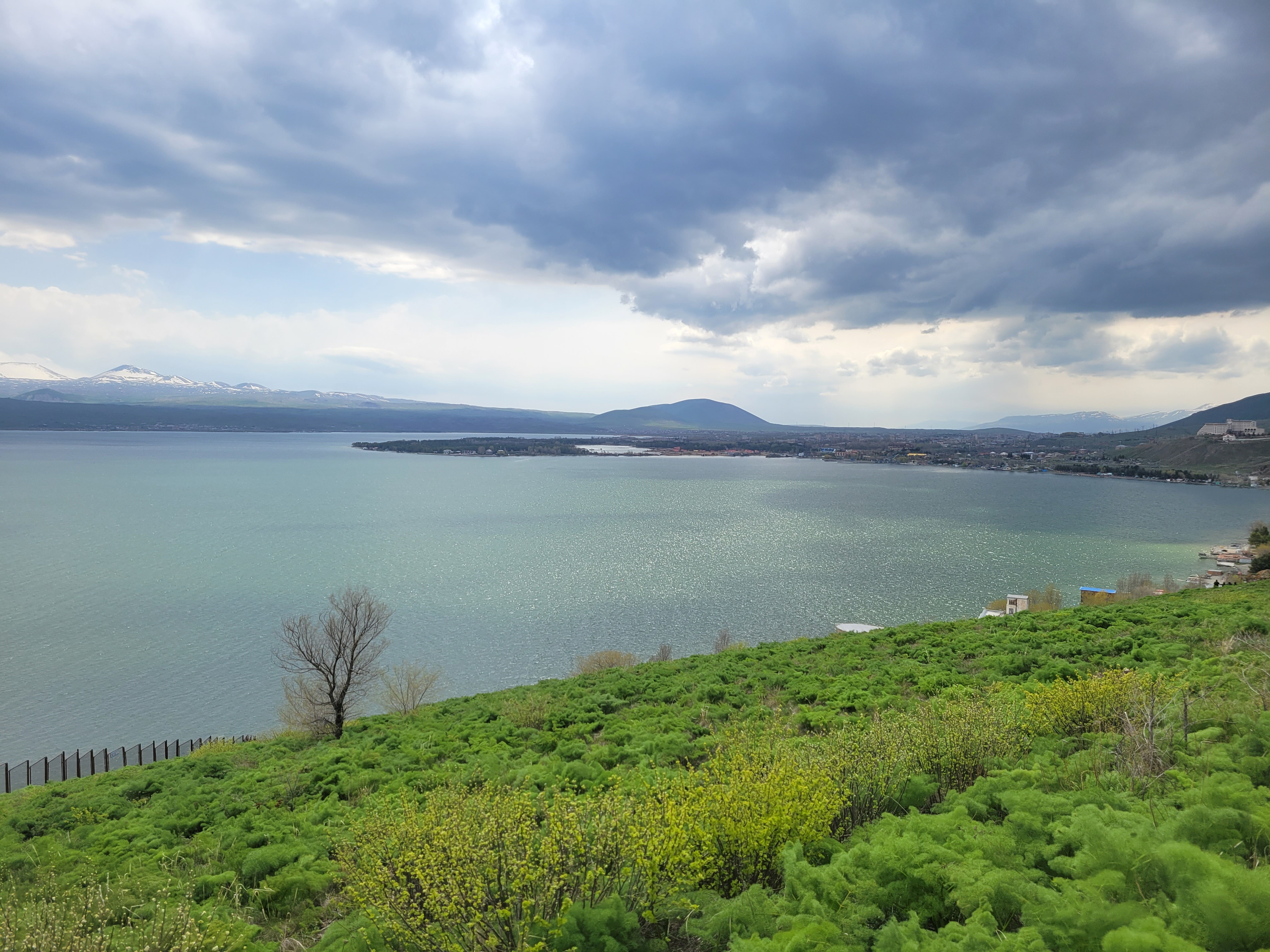 При этом над самим храмом и вершиной горы на квадрокоптерах летают