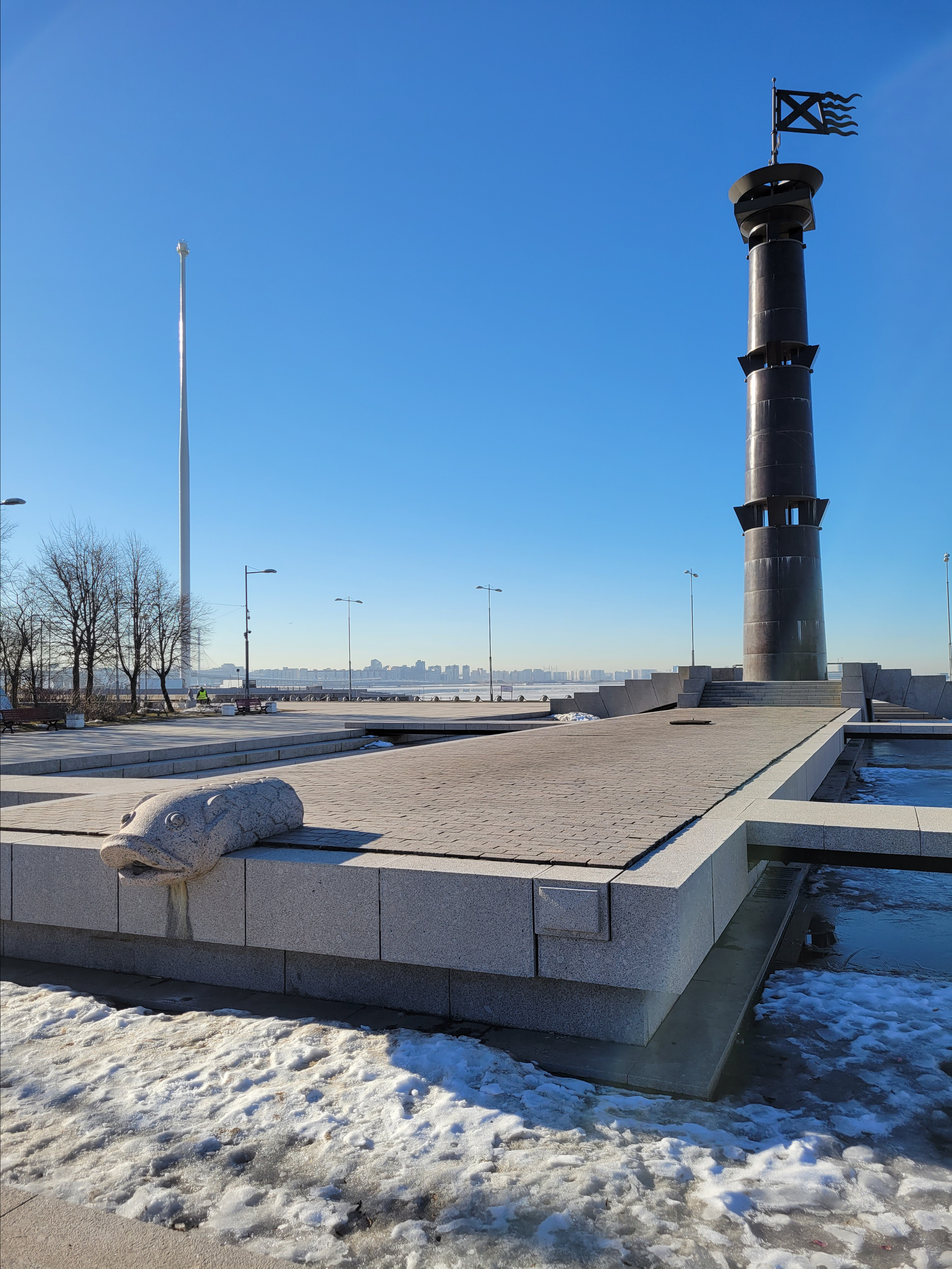 В парке, в основном, утром или физкультурники, или гуляющие собаки с хозяевами