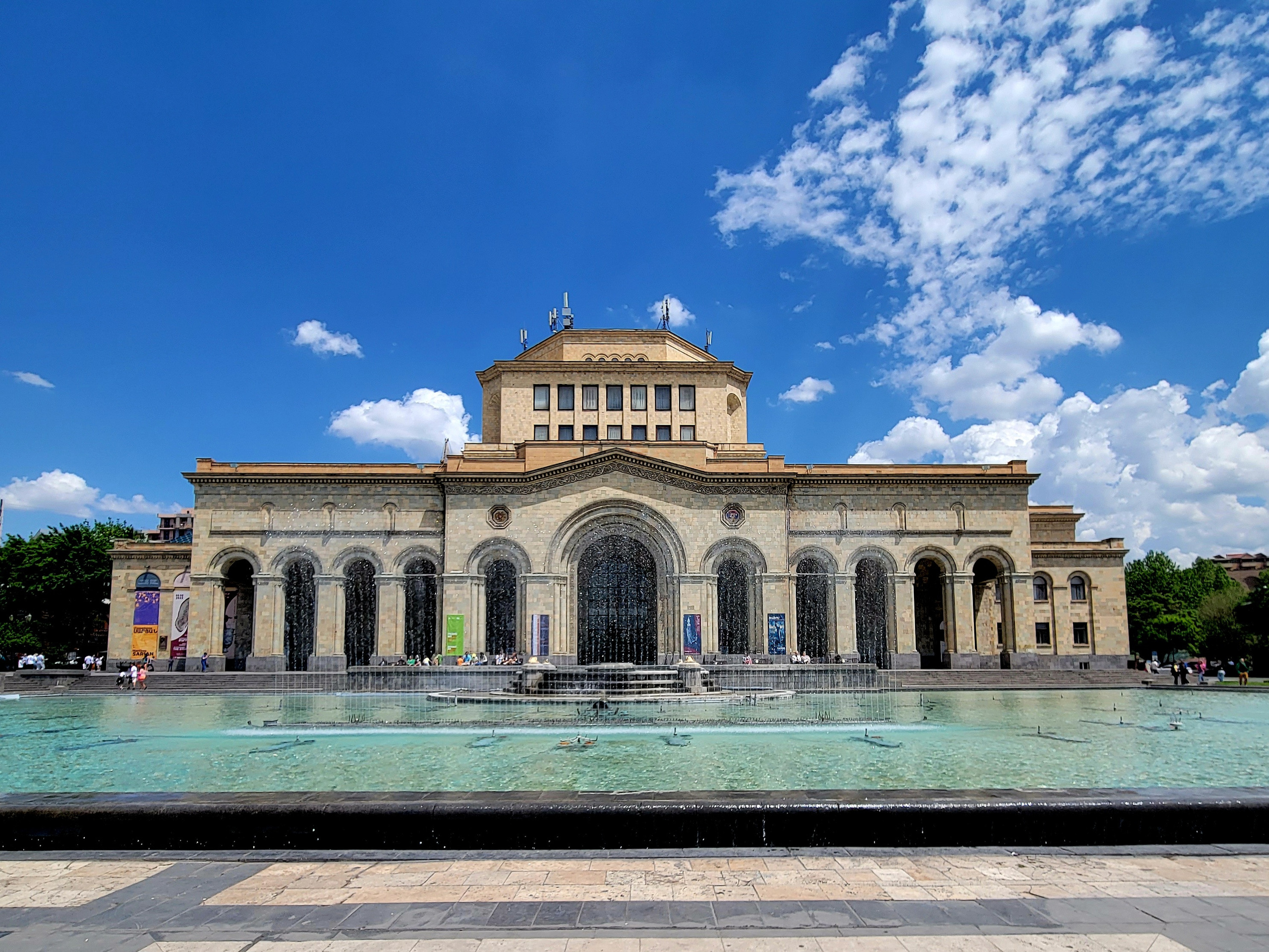 Здание художественной галереи и музея истории на площади Республики