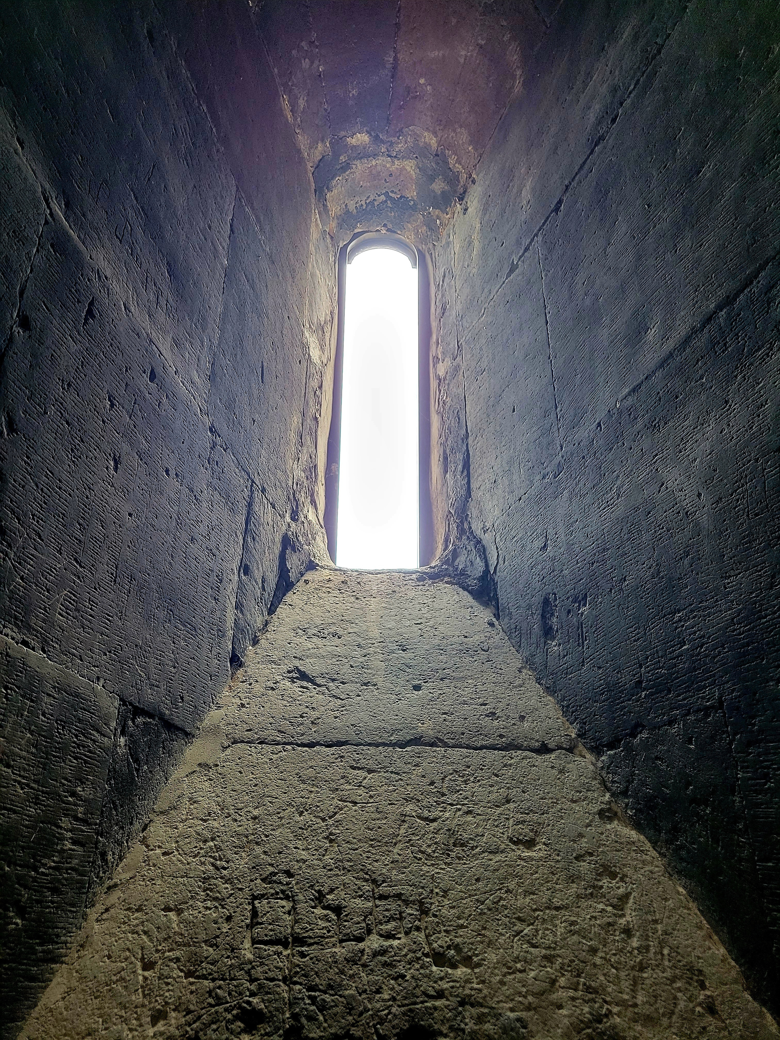 И только через 13 лет заболевший царь Трдат увидел Григора во сне, призвал к себе. И Армения стала первым государством, принявшим Христианство.