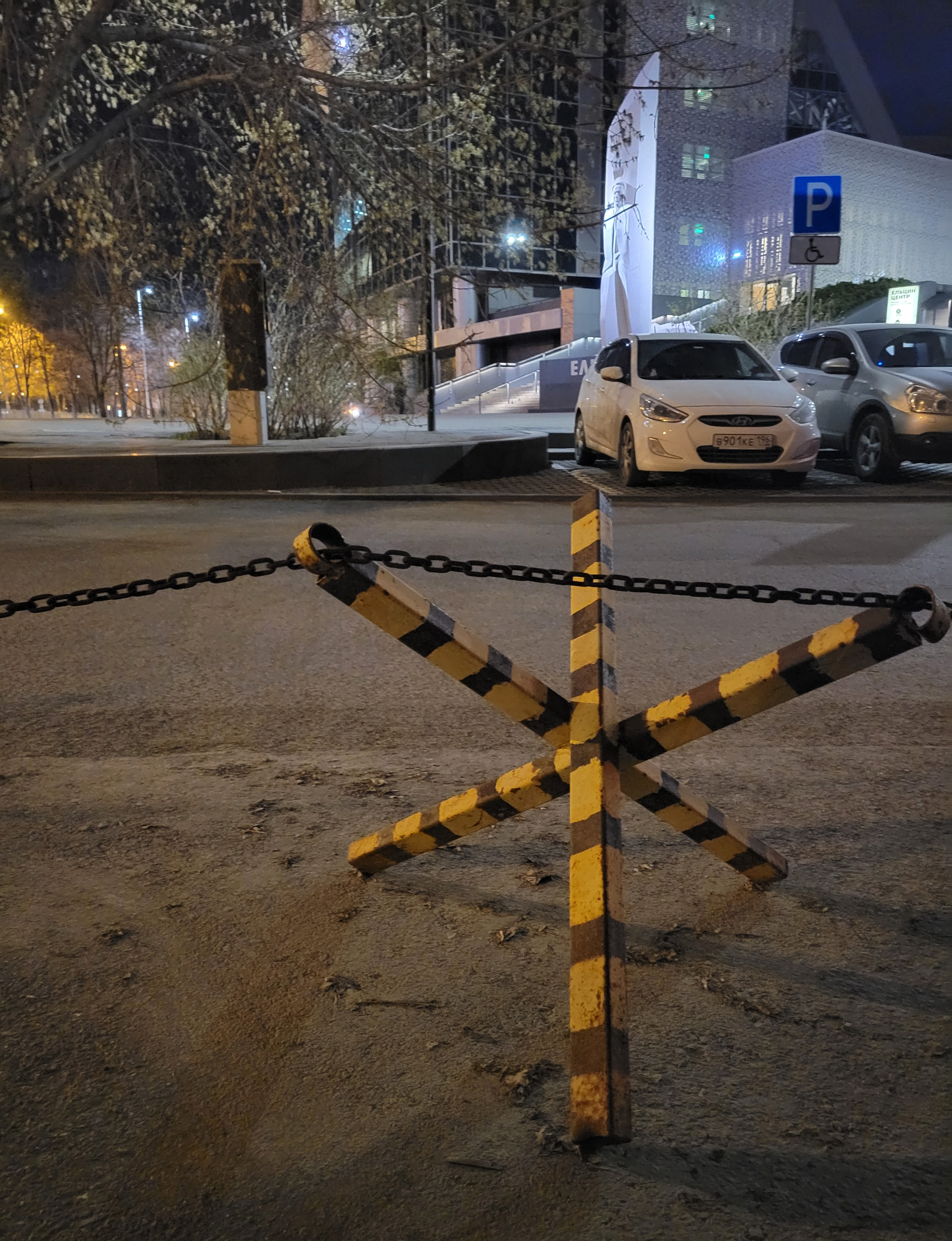 Еж на фоне памятника Б.Ельцину