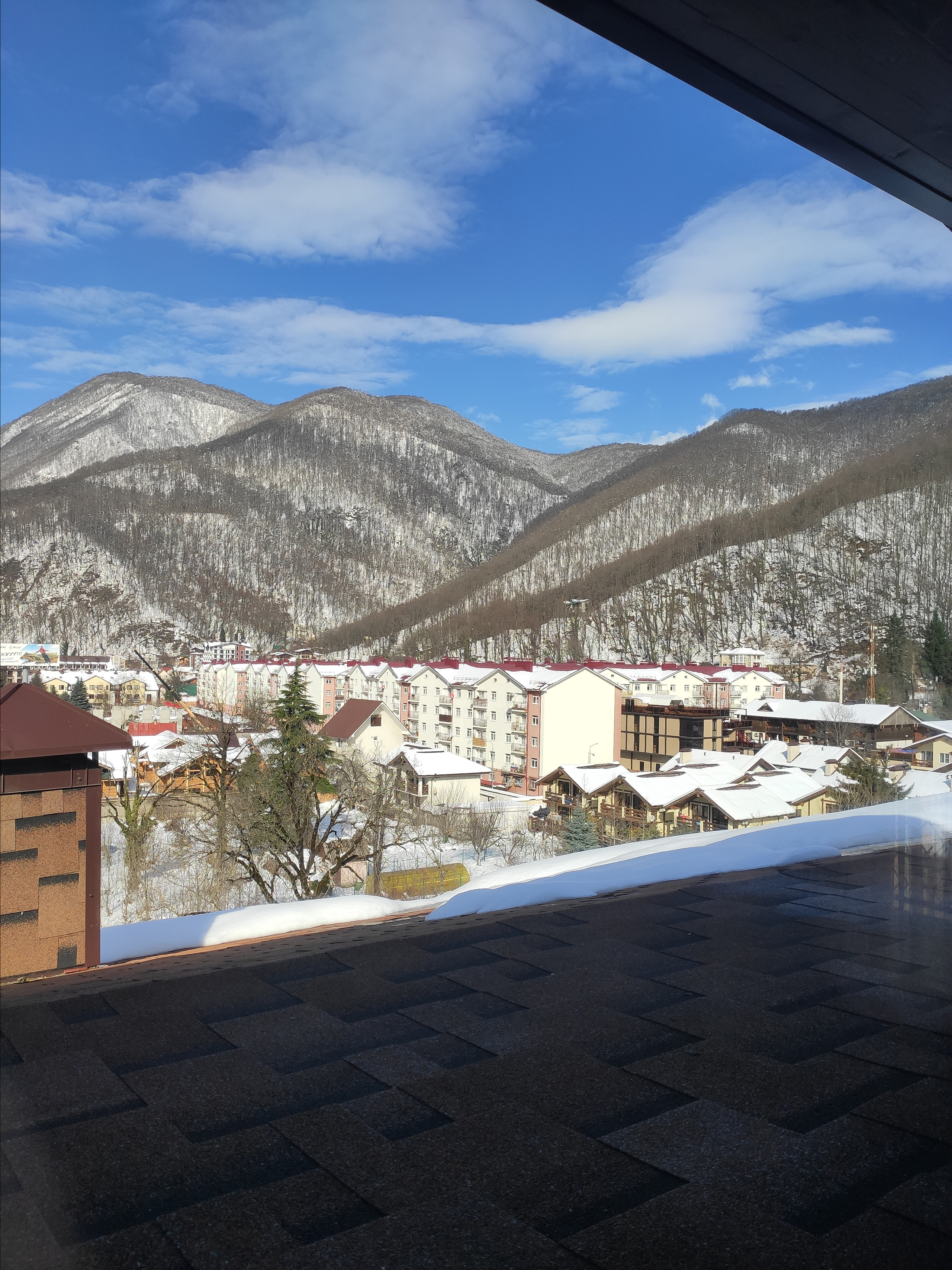 Каждое утро из окошка одинаковый вид, а небо - разное