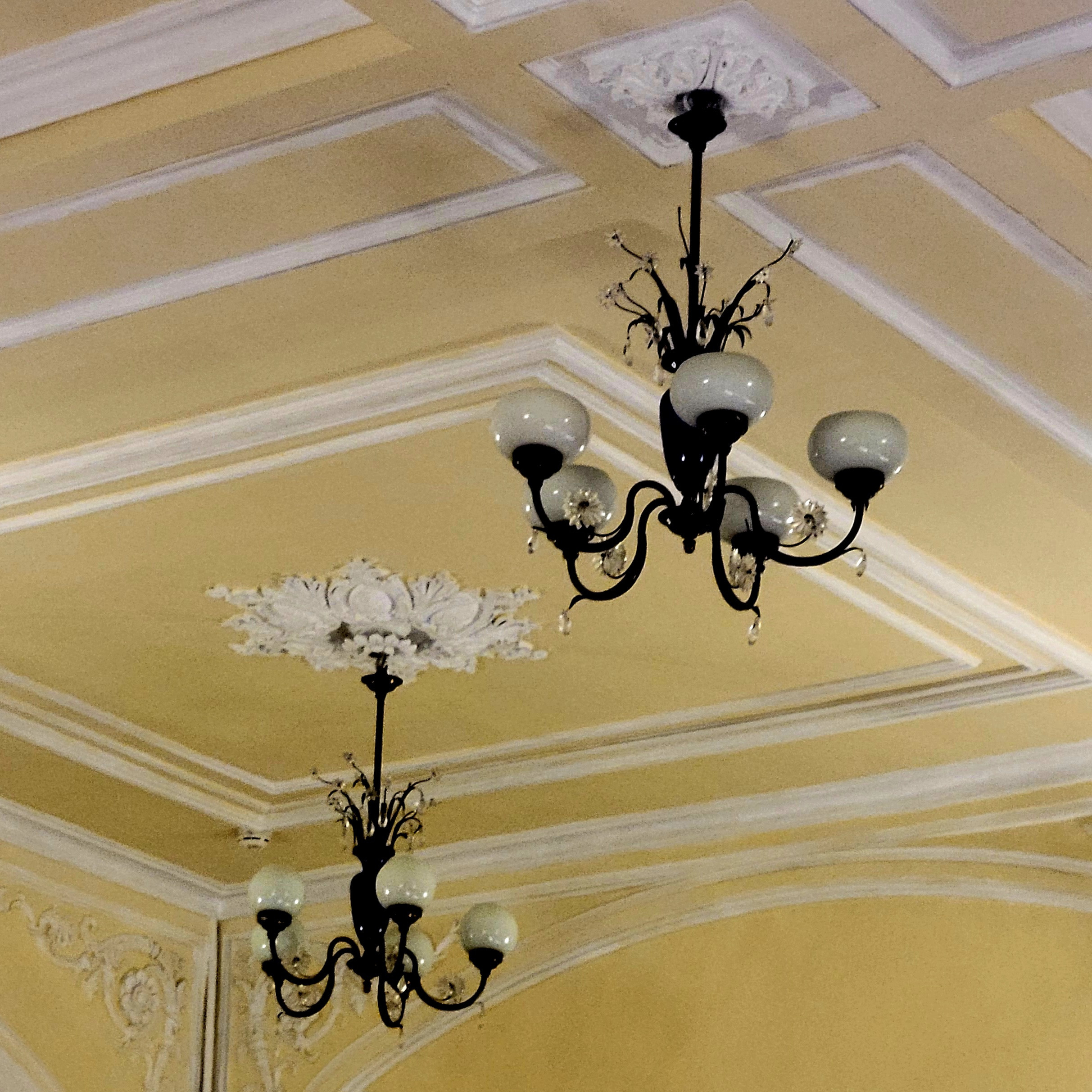 Вечером - театр Комиссаржевской. Каждый раз смотрю на люстры, и вспоминаю почти такую же у бабушки