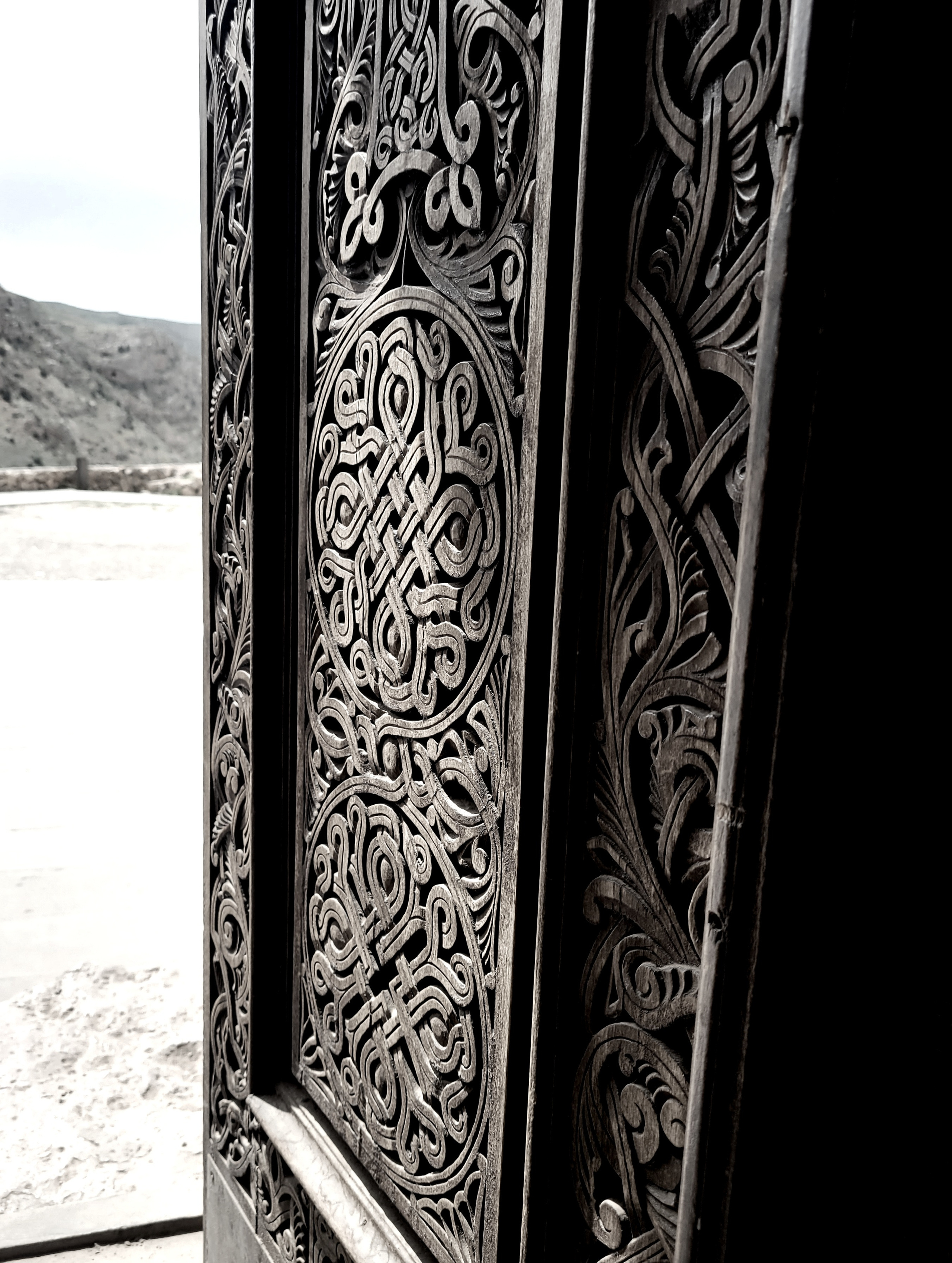 В монастыре, как во многих древних храмах, резьба по дереву и камню. 