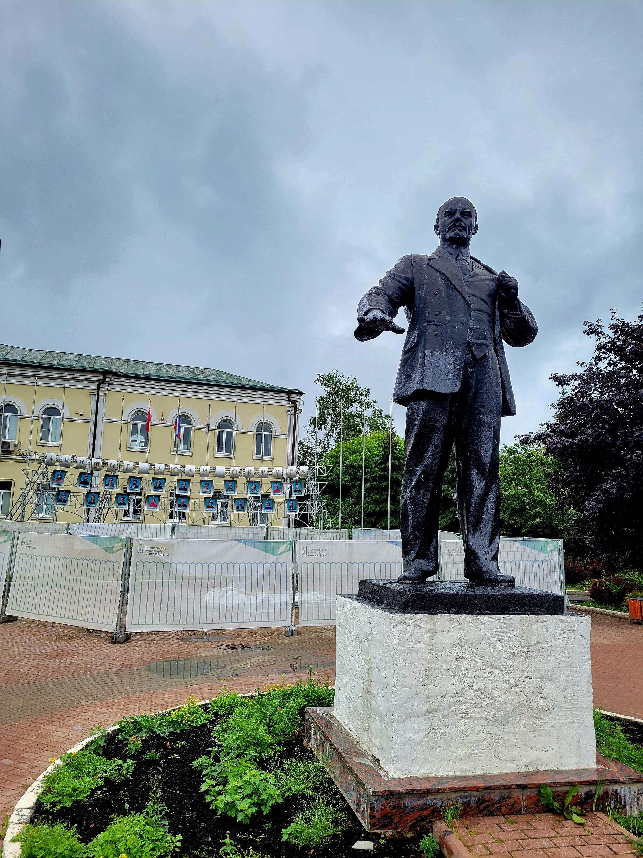 На центральной площади два памятника, которые как бы общаются на братанском языке жестов. В.И.Ленин