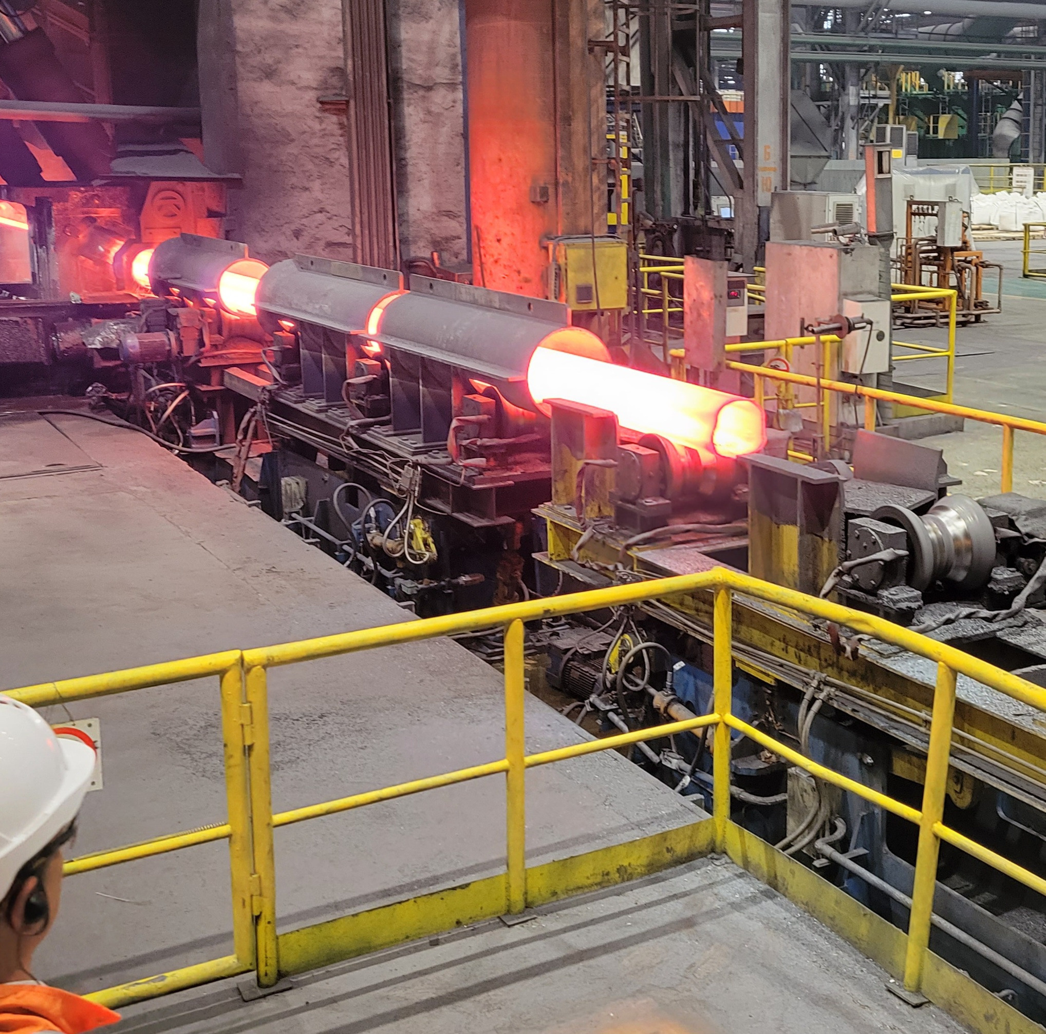 Заготовку разогревают до 1200 градусов, прошивают