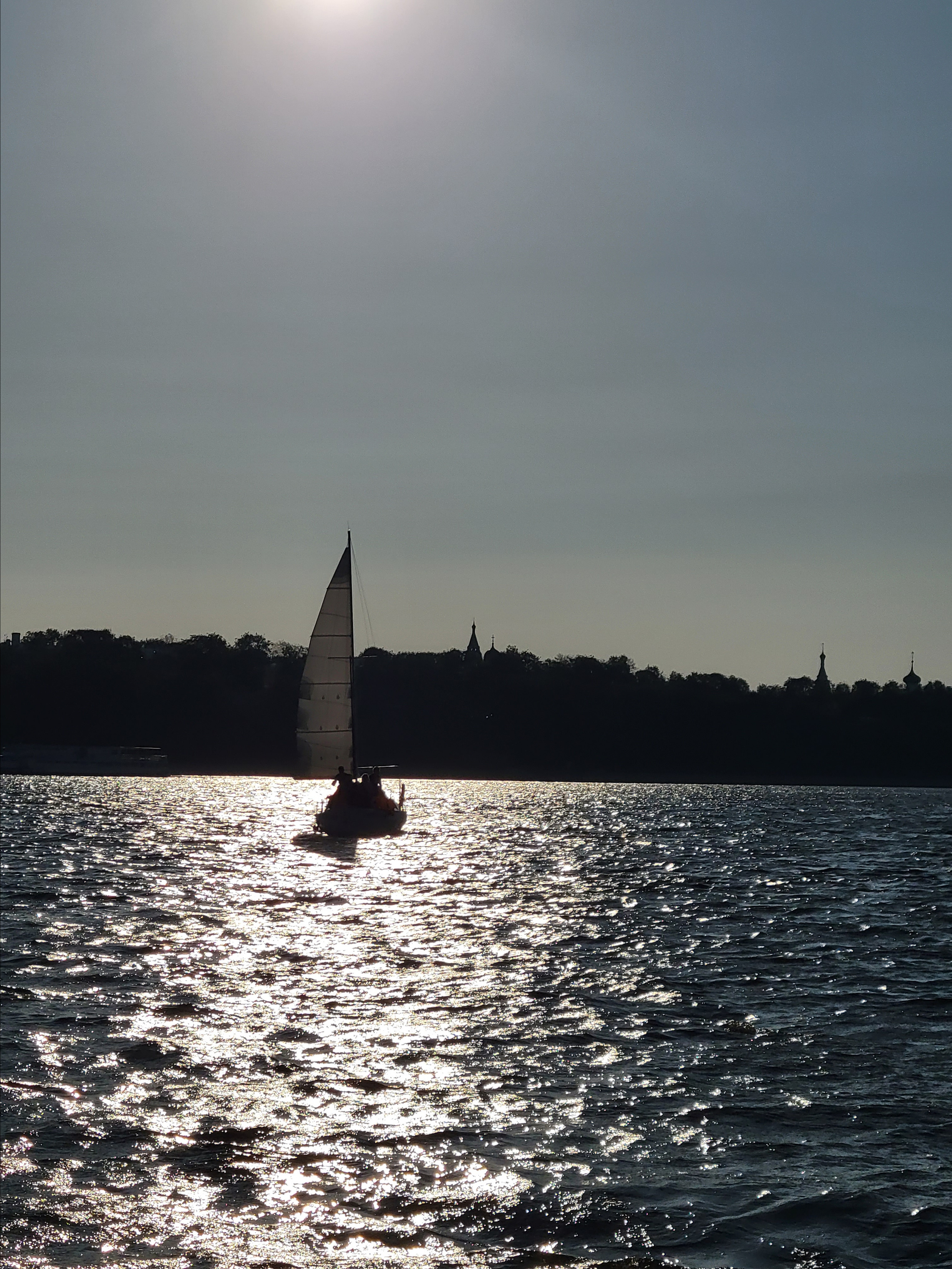 Напротив стрелки - нудистский пляж. Экскурсионная лодочка домчала до стрелки, и тут всем выдали бинокли. Направо - центр города, налево - пляж. Куда пошли глазеть почти все пассажиры? :))))