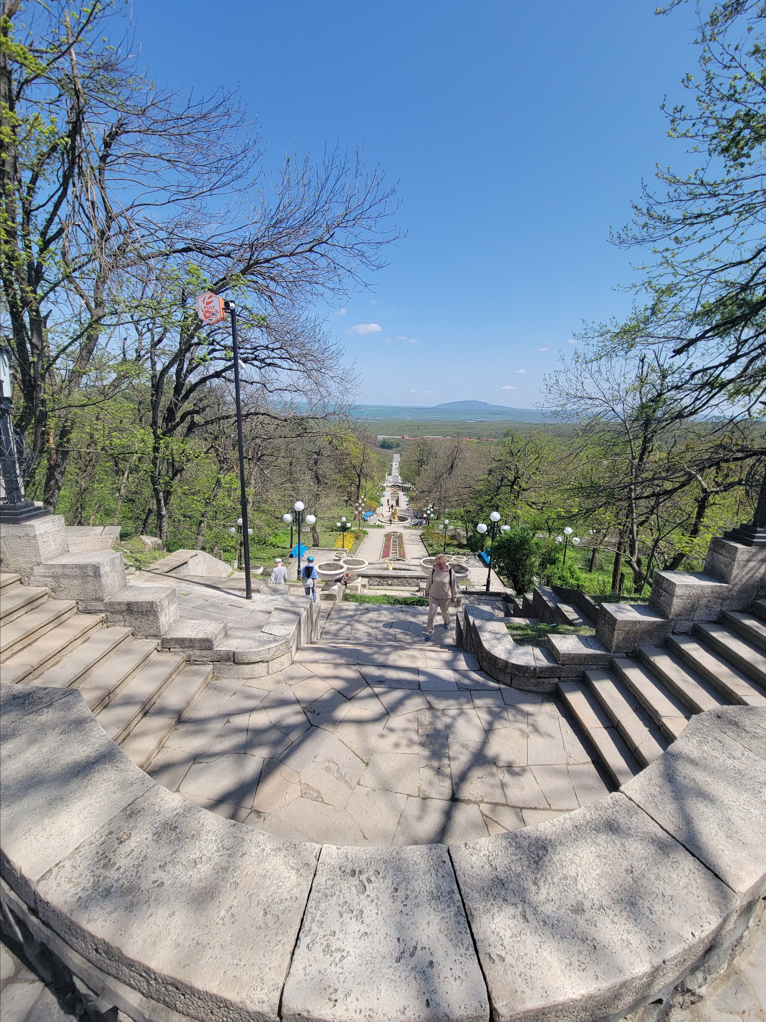 Смотреть сам город КавМинВоды оказалось нет смысла. Сразу отправились в Железноводск. Каскадная лестница. Фонтаны пока не включены