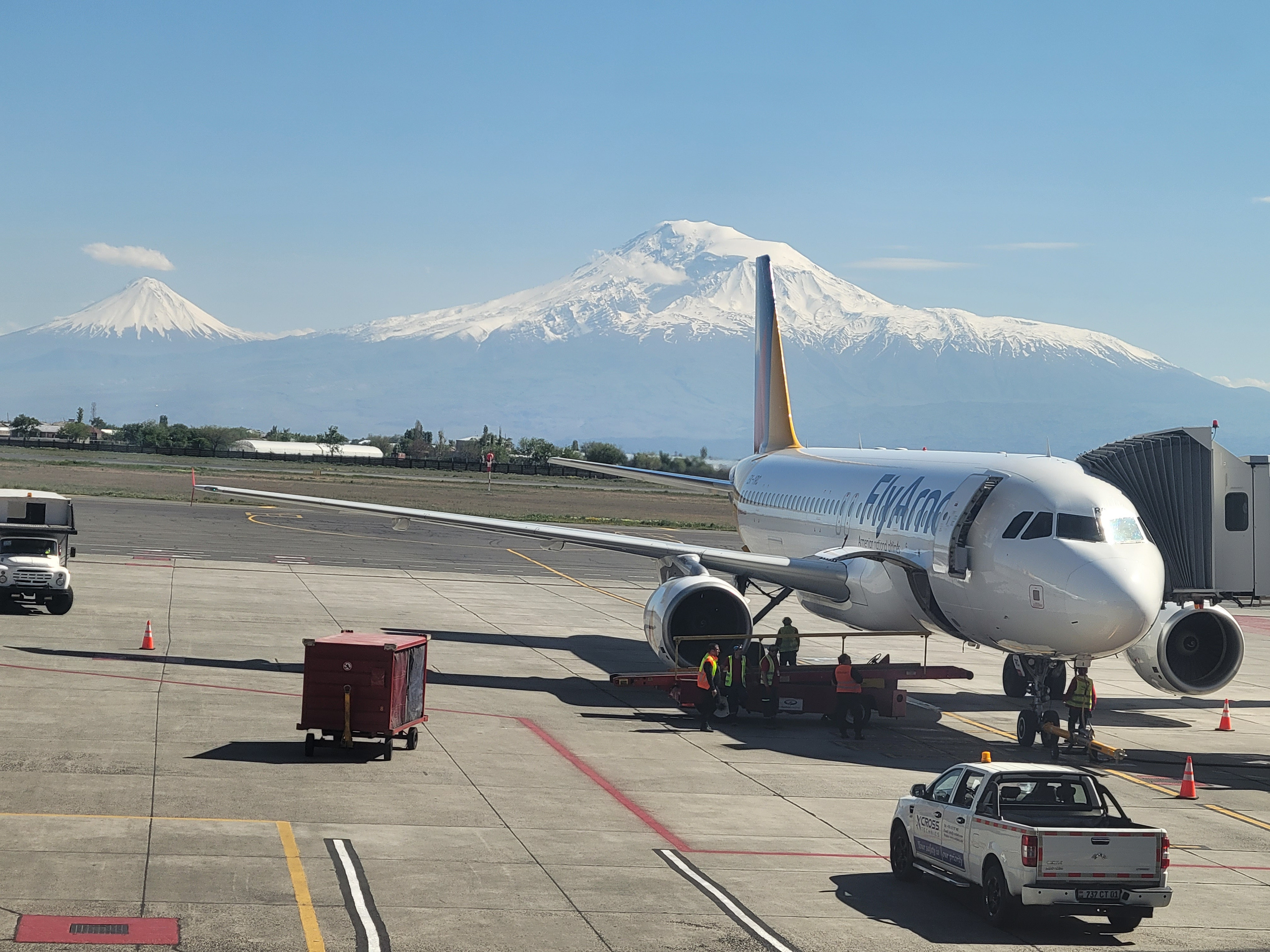 Возвращение предполагалось 10.05. Но за пару дней до вылета FlyArna перенесла обратный рейс на день, удлинив нам отпуск