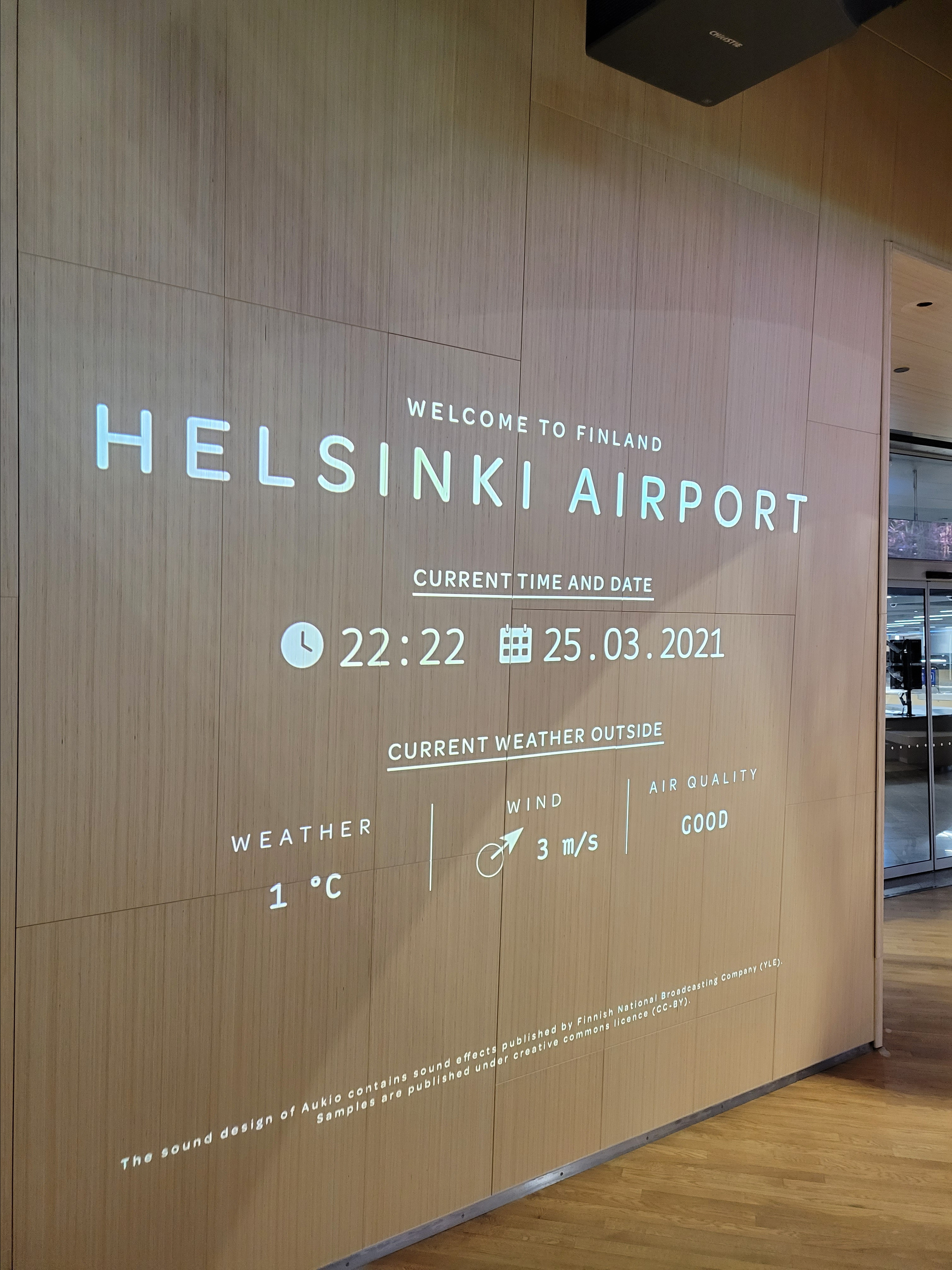 Вечером перед сном прогулялись по аэропорту