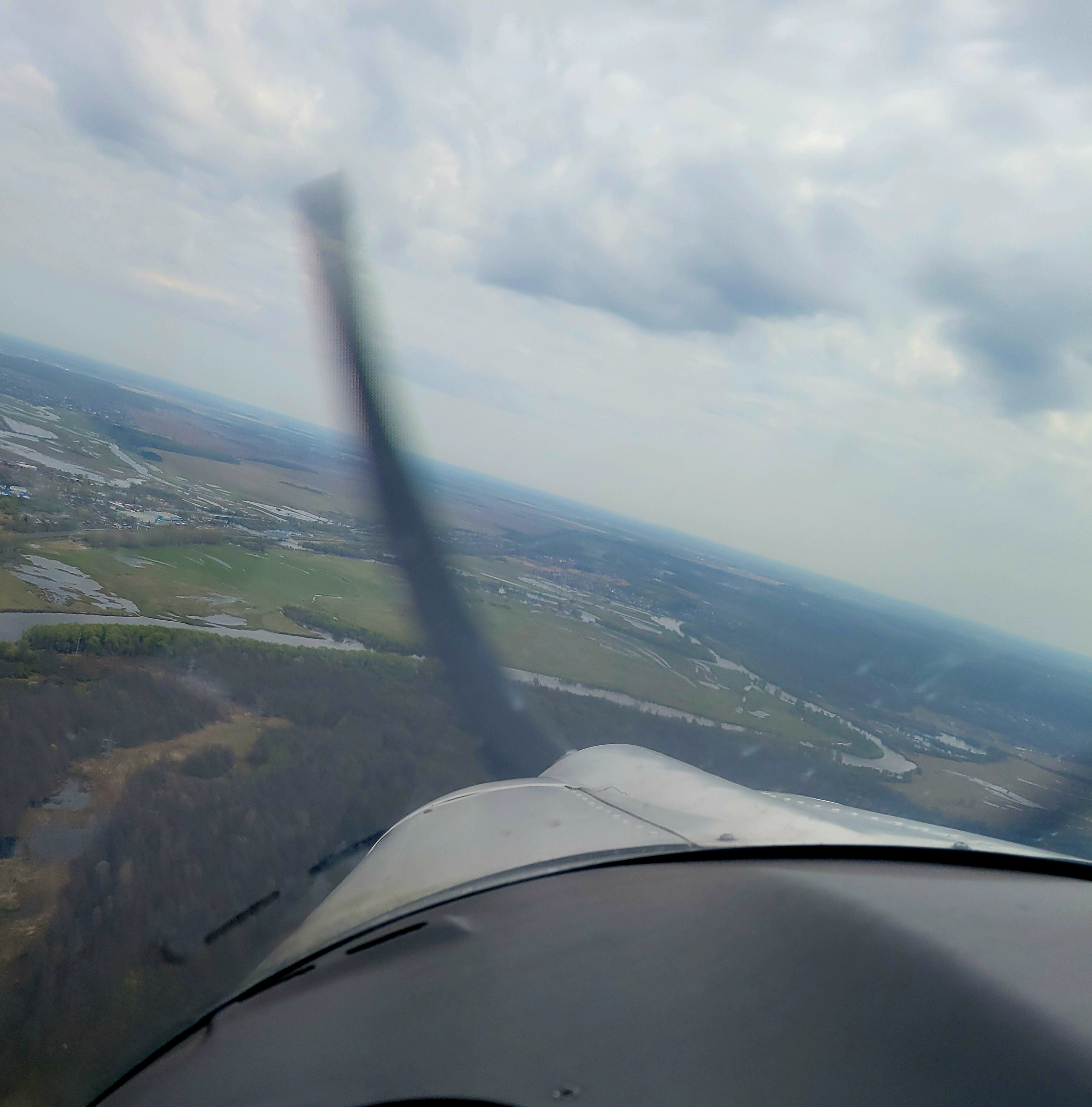 А праве, на заливном лугу, в изгибе реки храм Покрова на Нерли