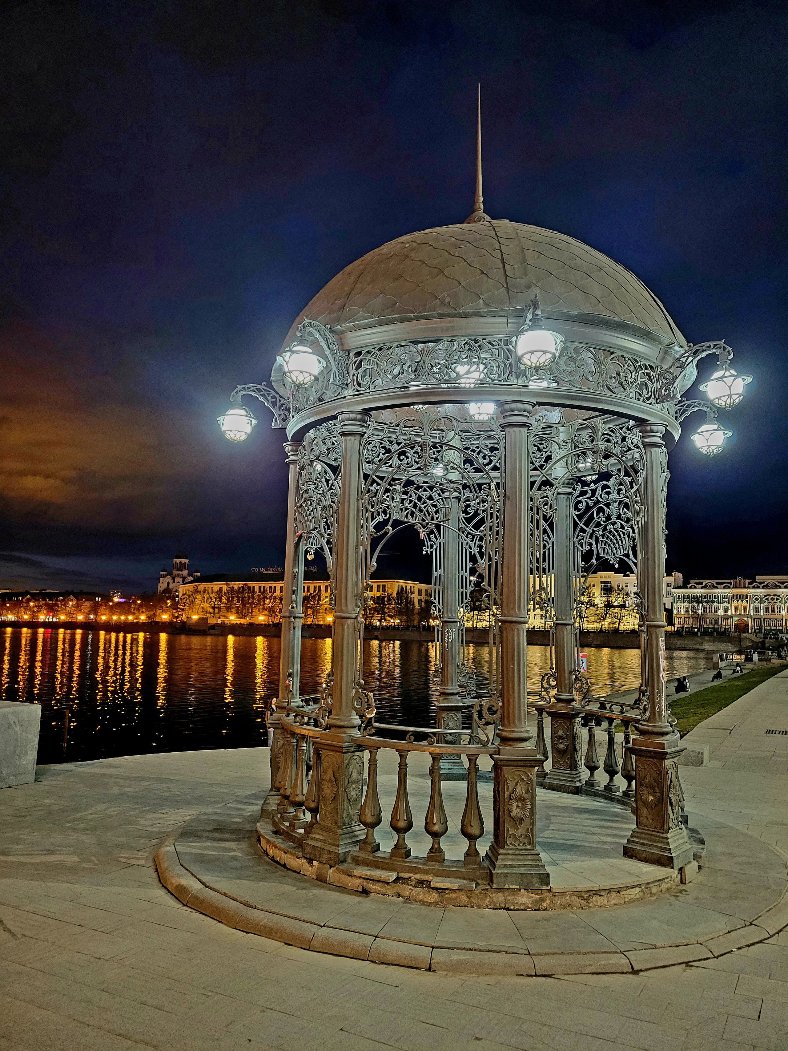 Очень красивая набережная, полна молодежи. Поют, танцуют, курят кальяны