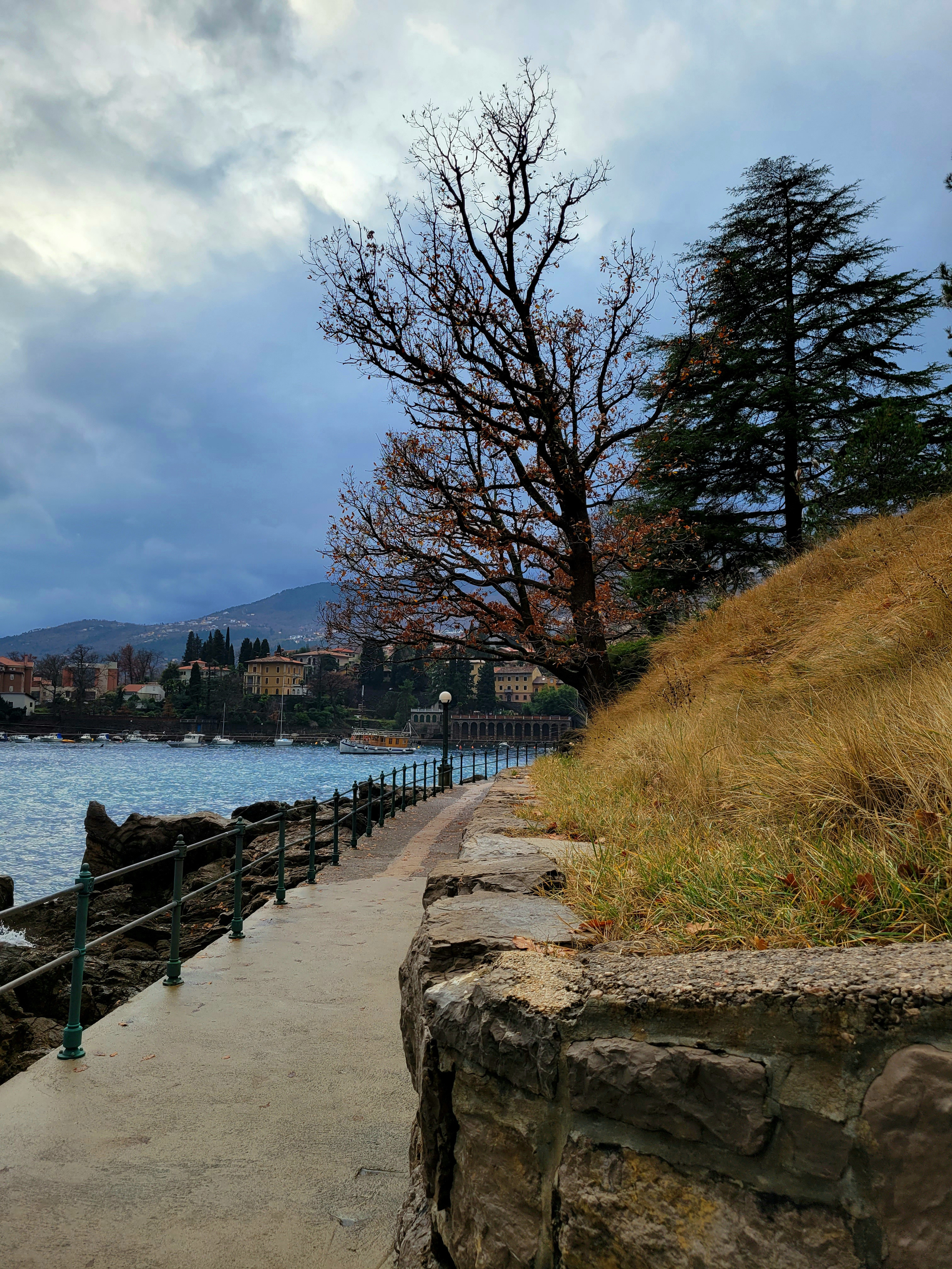 Beautiful luxury villas along all promenade to Lovran town (aprox 14 km), Nice sea and small stoned bays, autumn calmness - this is the key attractions for tourist from overcrowded Moscow.  