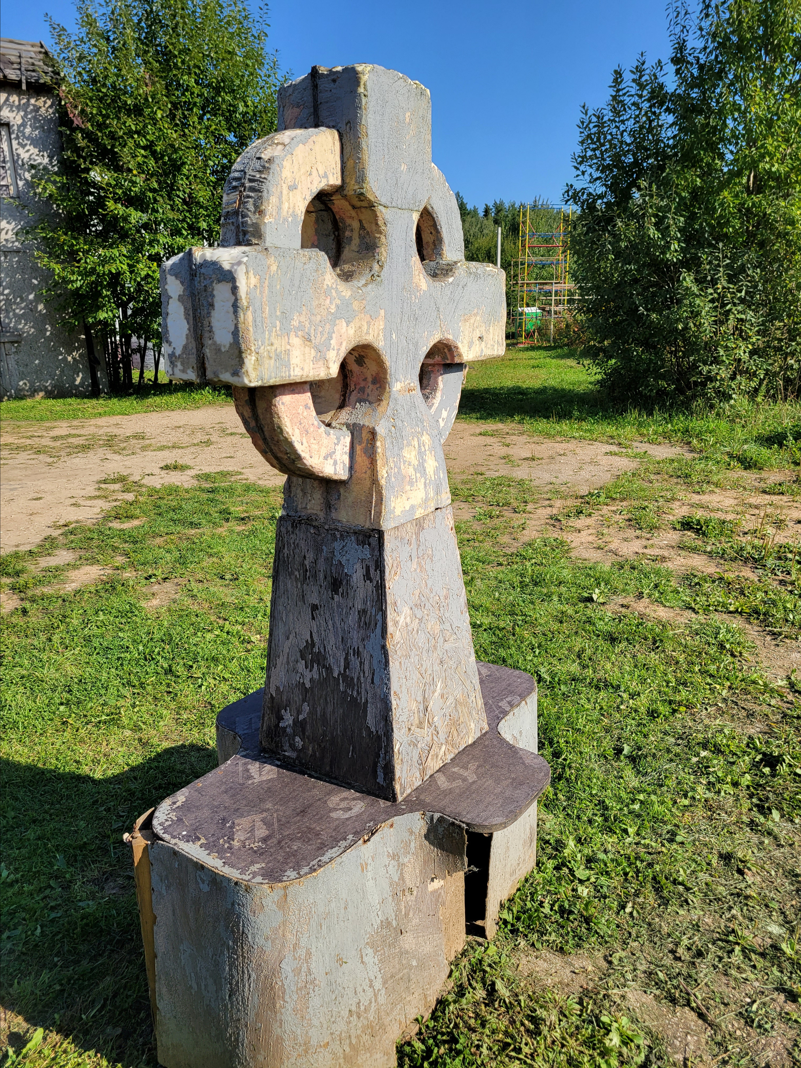 и кладбищем