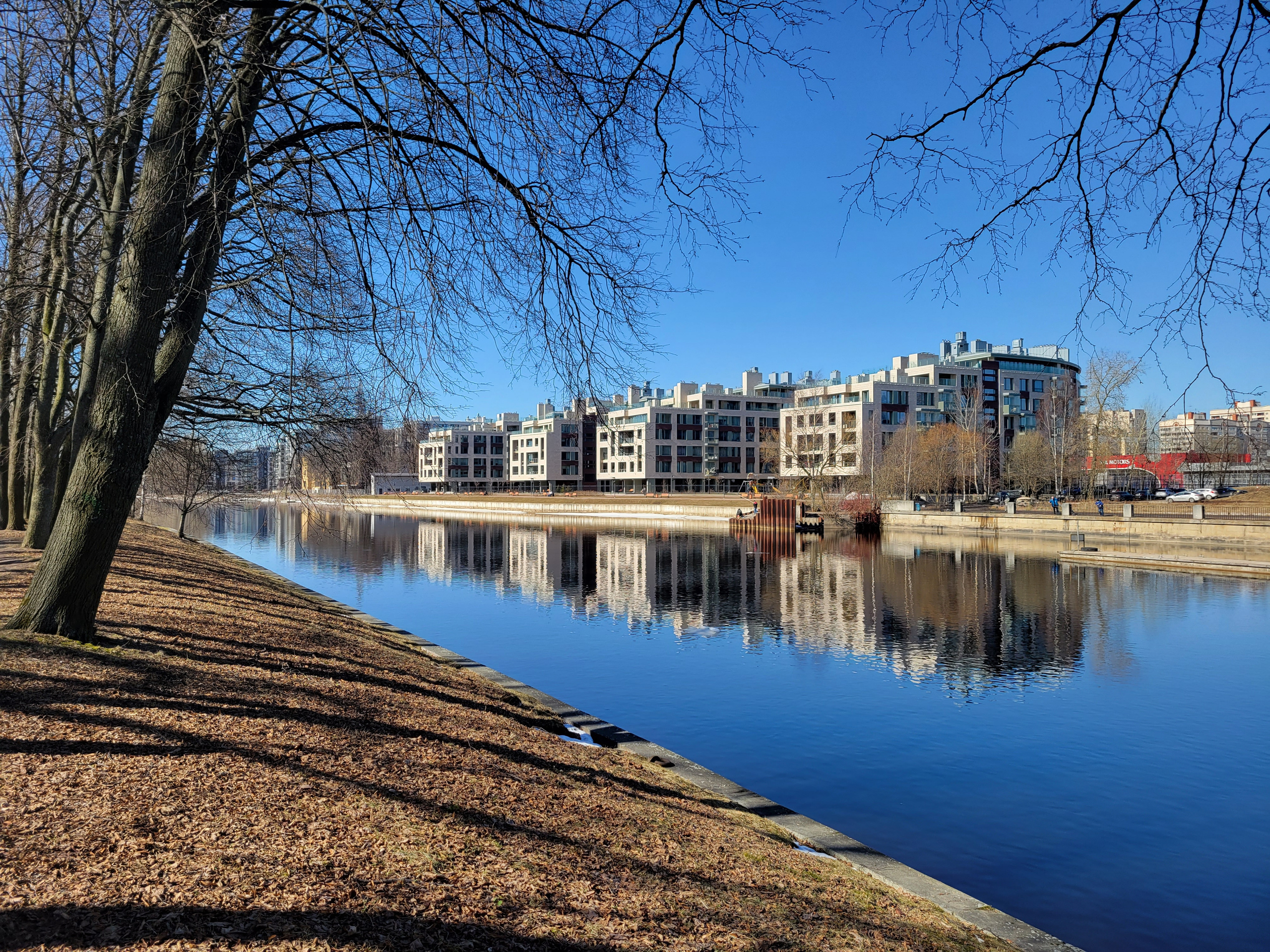 Здесь нам плыть не надо будет. Тут только маршрут полного острова (4.6 км) против мощного течения