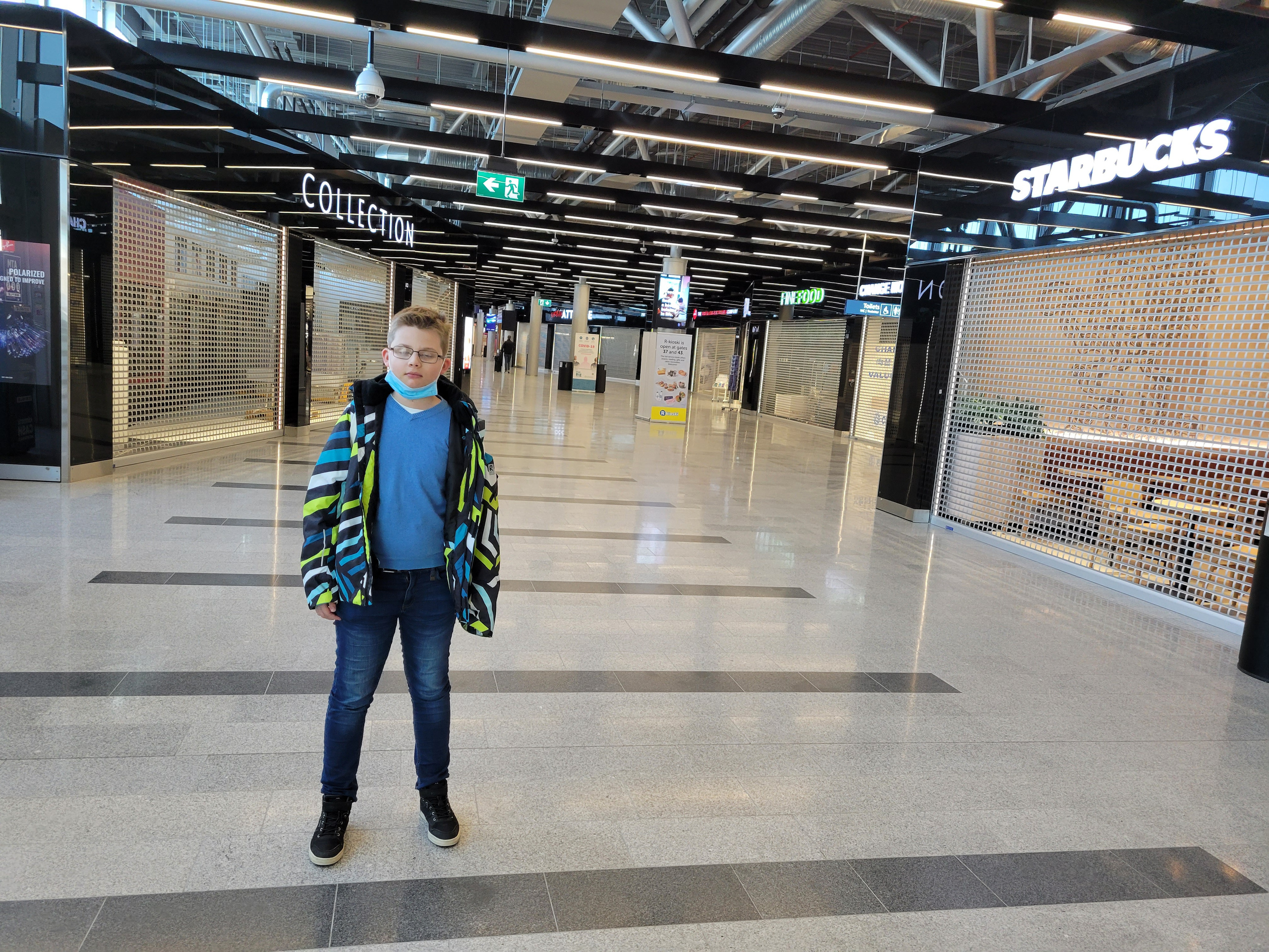 Аэропорт и утром пустынен. Первый рейс - около 10 утра 