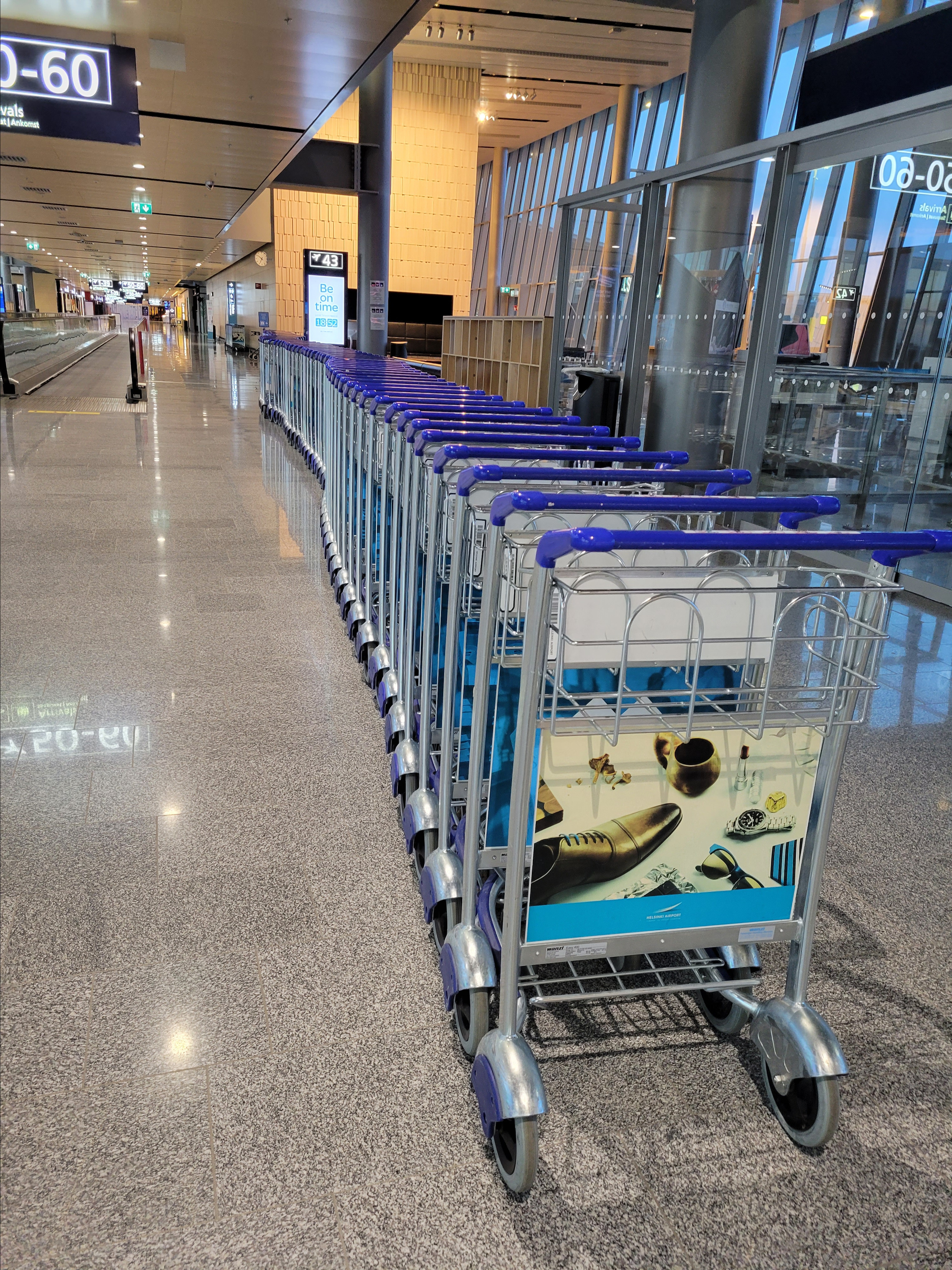 На год аэропорт Вантаа замер. 3-5 рейсов в день, международные 2-3 в неделю. Ночевало в огромном узловом аэропорту в зоне за паспортным контролем всего 3 чел - мы с Игорьком и еще тайская тетушка в другом конце аэропорта