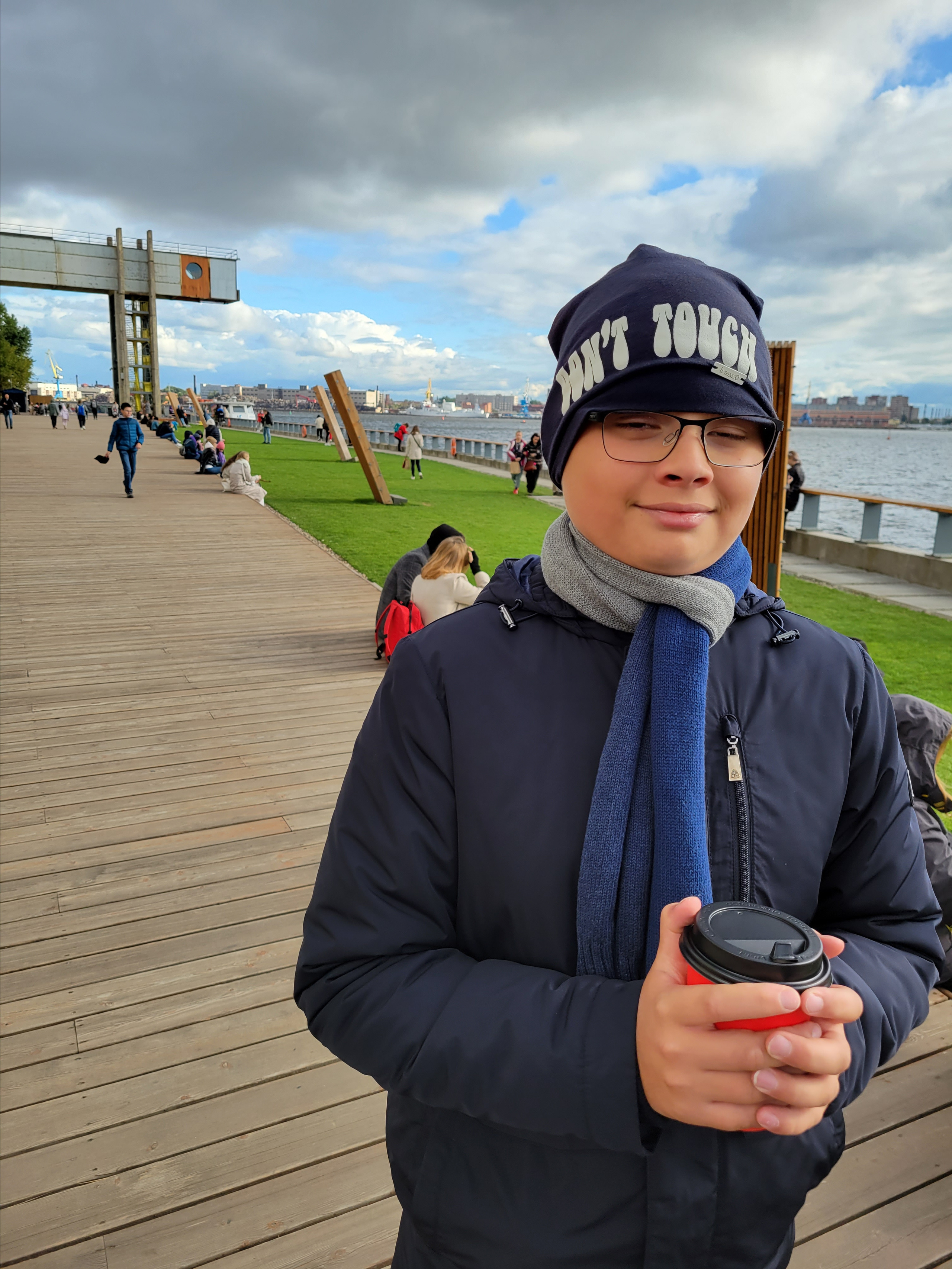 У моря поддувает