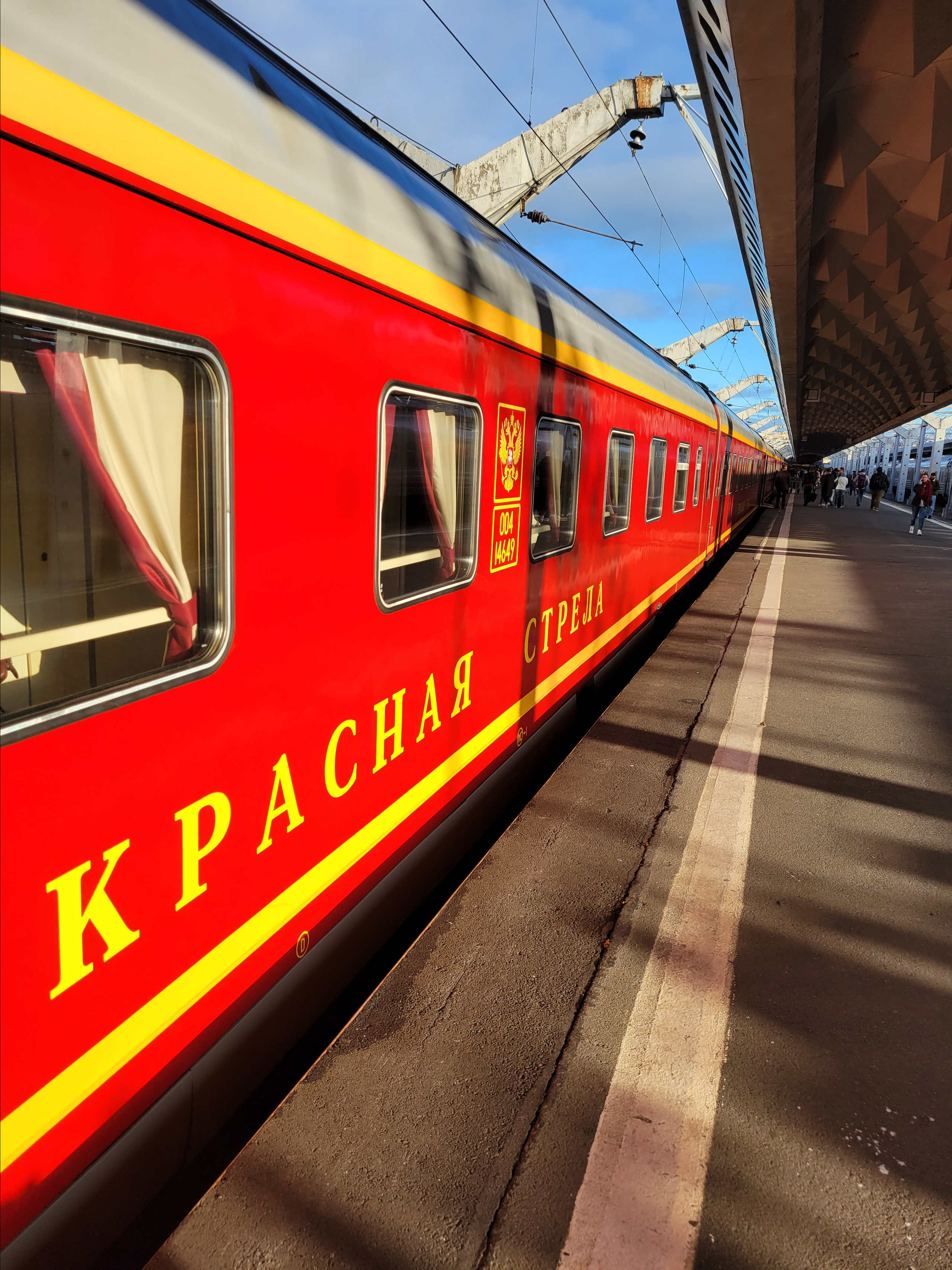 Красная стрела - это быстро и комфортно. До экскурсии с завтраком в Елисеевский магазин было время - заселились в любимый Сокос Васильевский и подстригся у метро. Это было жестко, быстро и очень коротко. Еще неделю, все кто меня встречал, начинали хохотать. Зато, 15 мин и 250 р. 