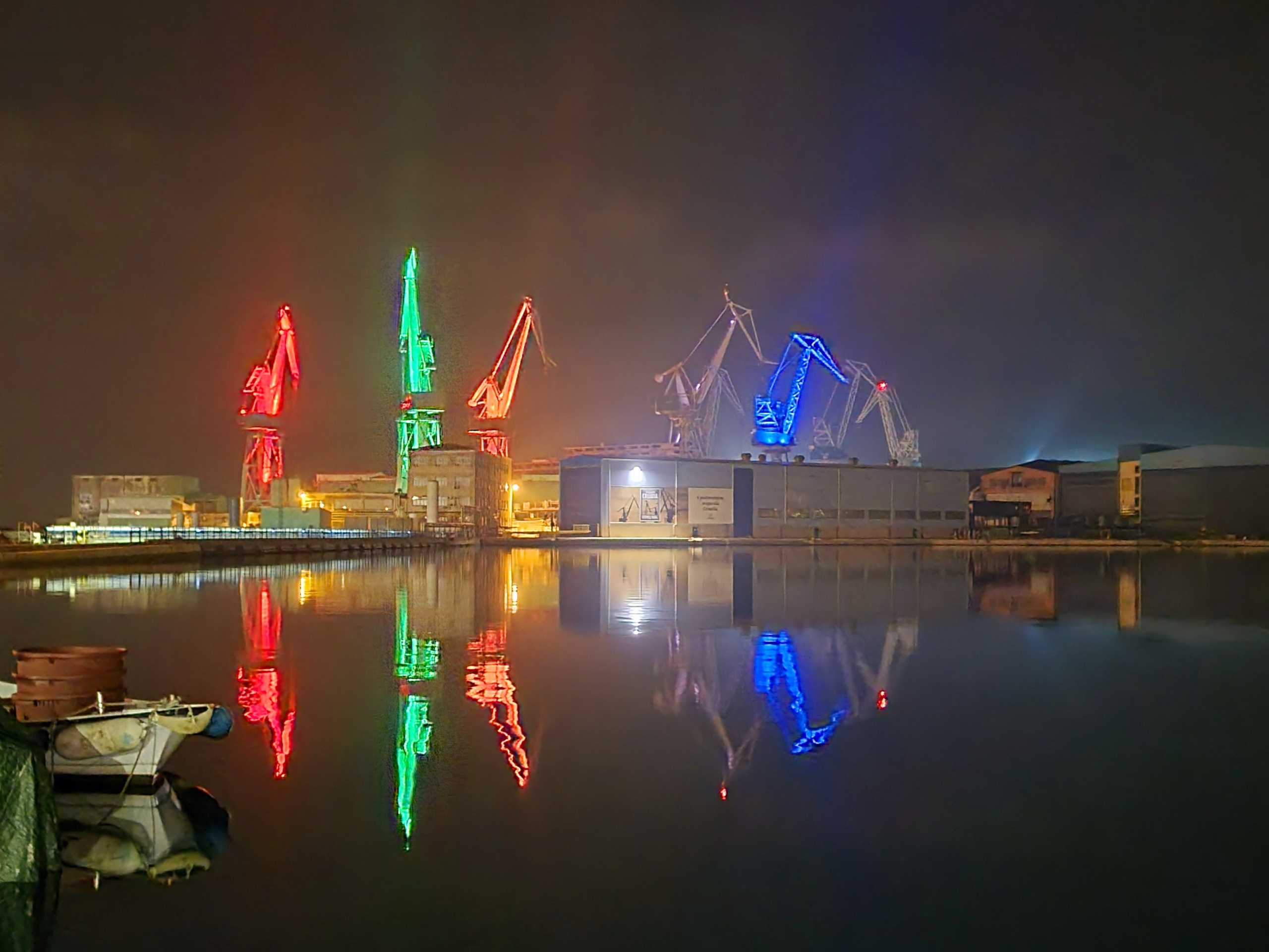 4 harbor cranes shine with all colours