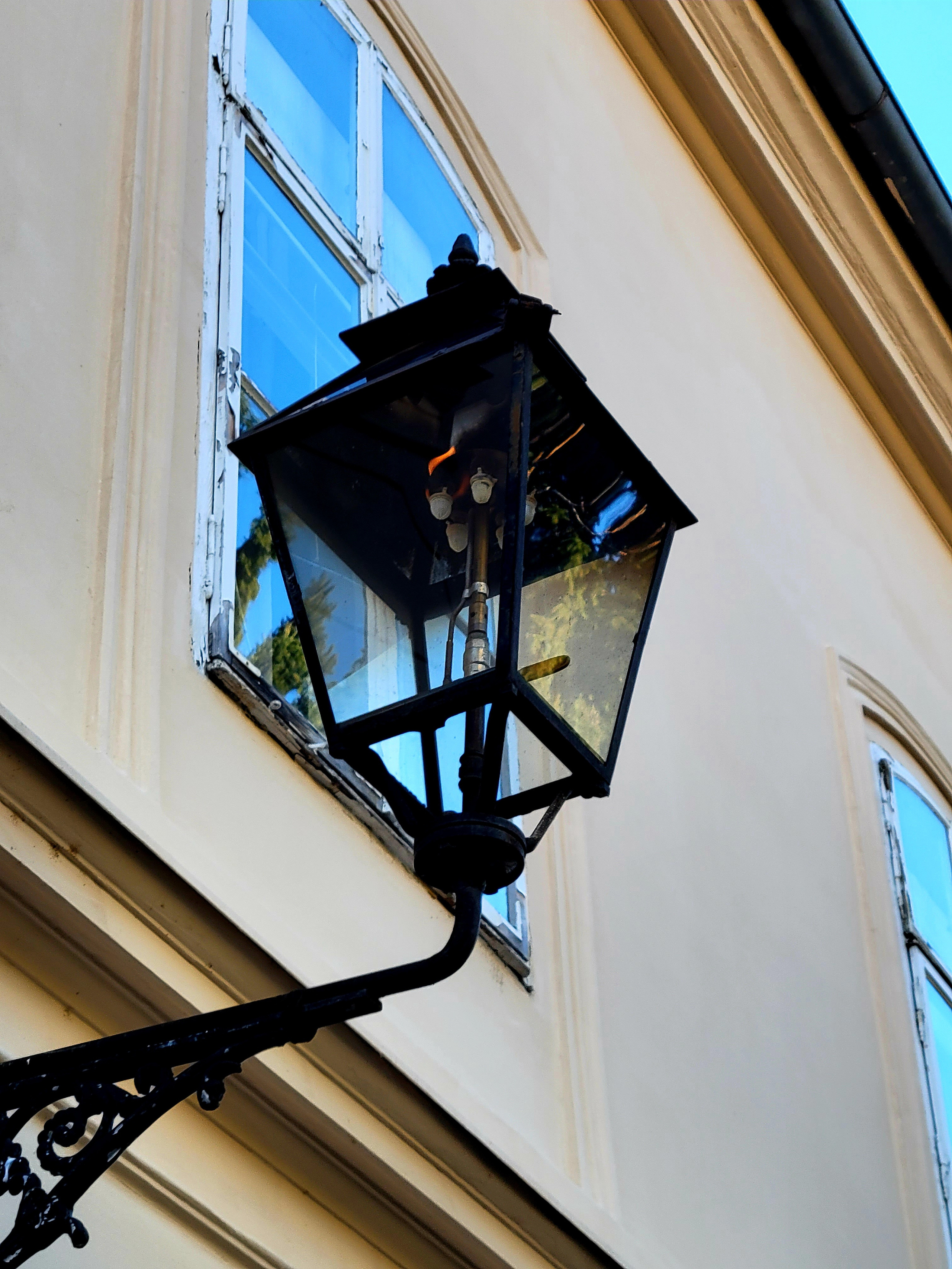 В городе несколько газовых фонарей, которые ежедневно разжигают и гасят. На фото виден слабый завернутый огонек