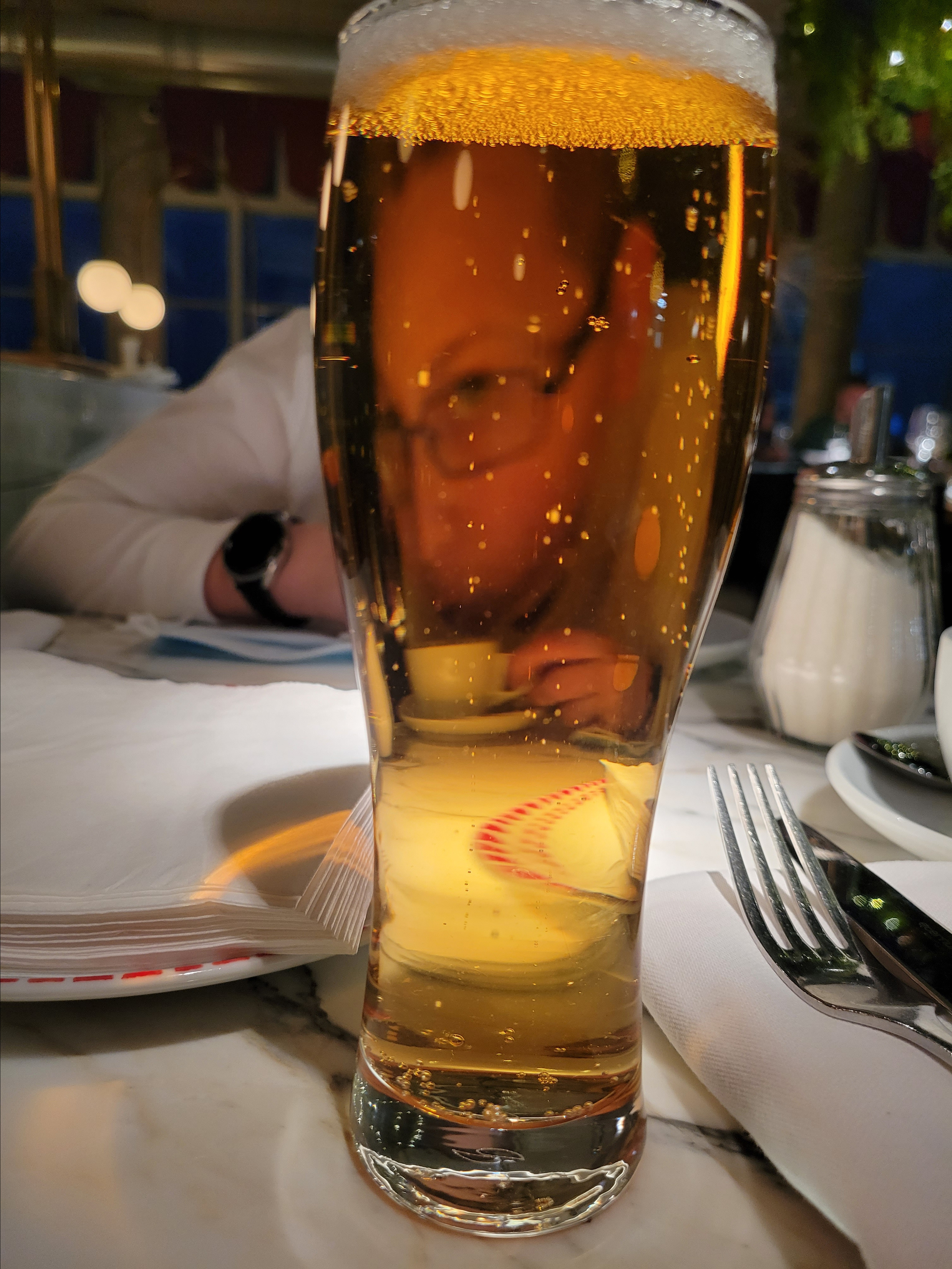 И дальше - в любимый ресторан. Фото из серии, когда папа заскучал в ожидании еды