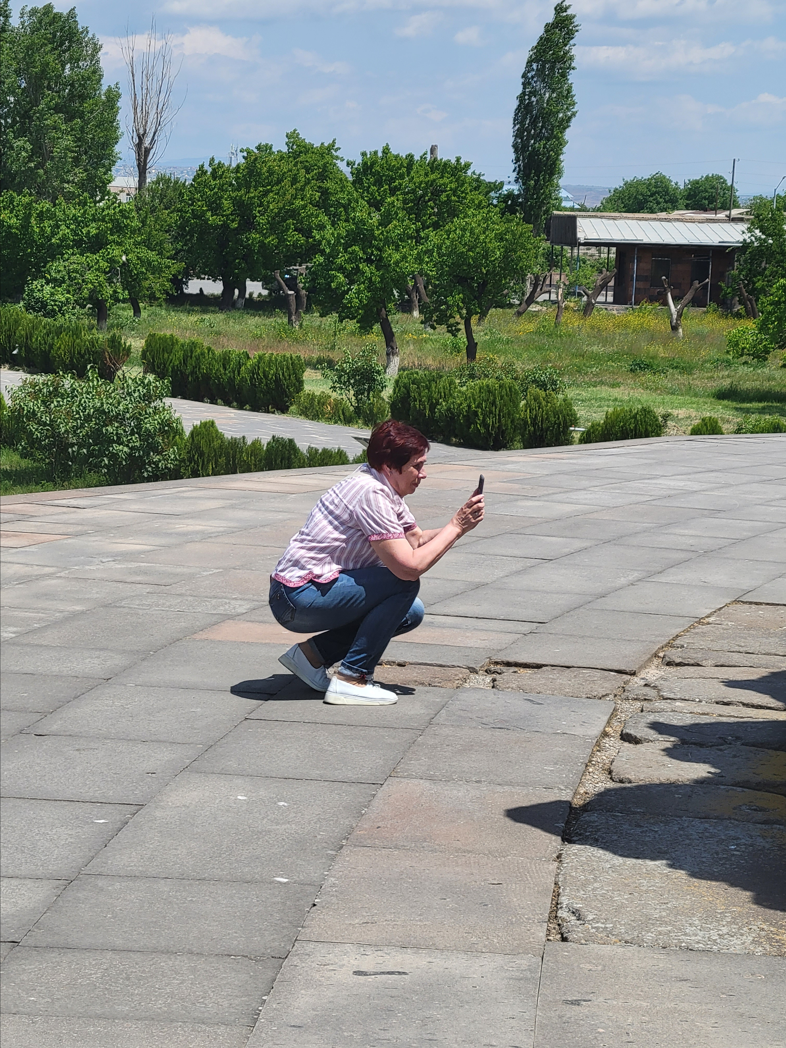 Мама занимается поиском лучшего ракурса для съемок развалин