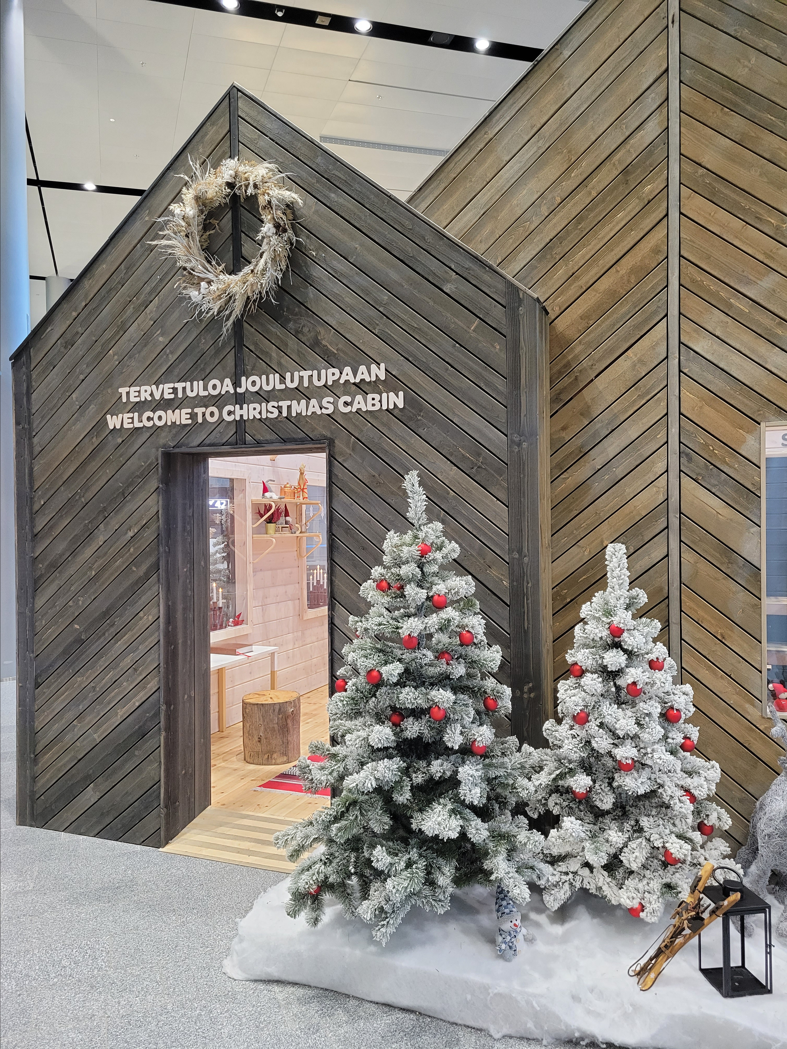 Были введены обратно более жесткие ограничения, и наша цель поездки - сдача экзамена на уровень А - была воспринята как недостаточная для въезда. В итоге - ночевка в аэропорту