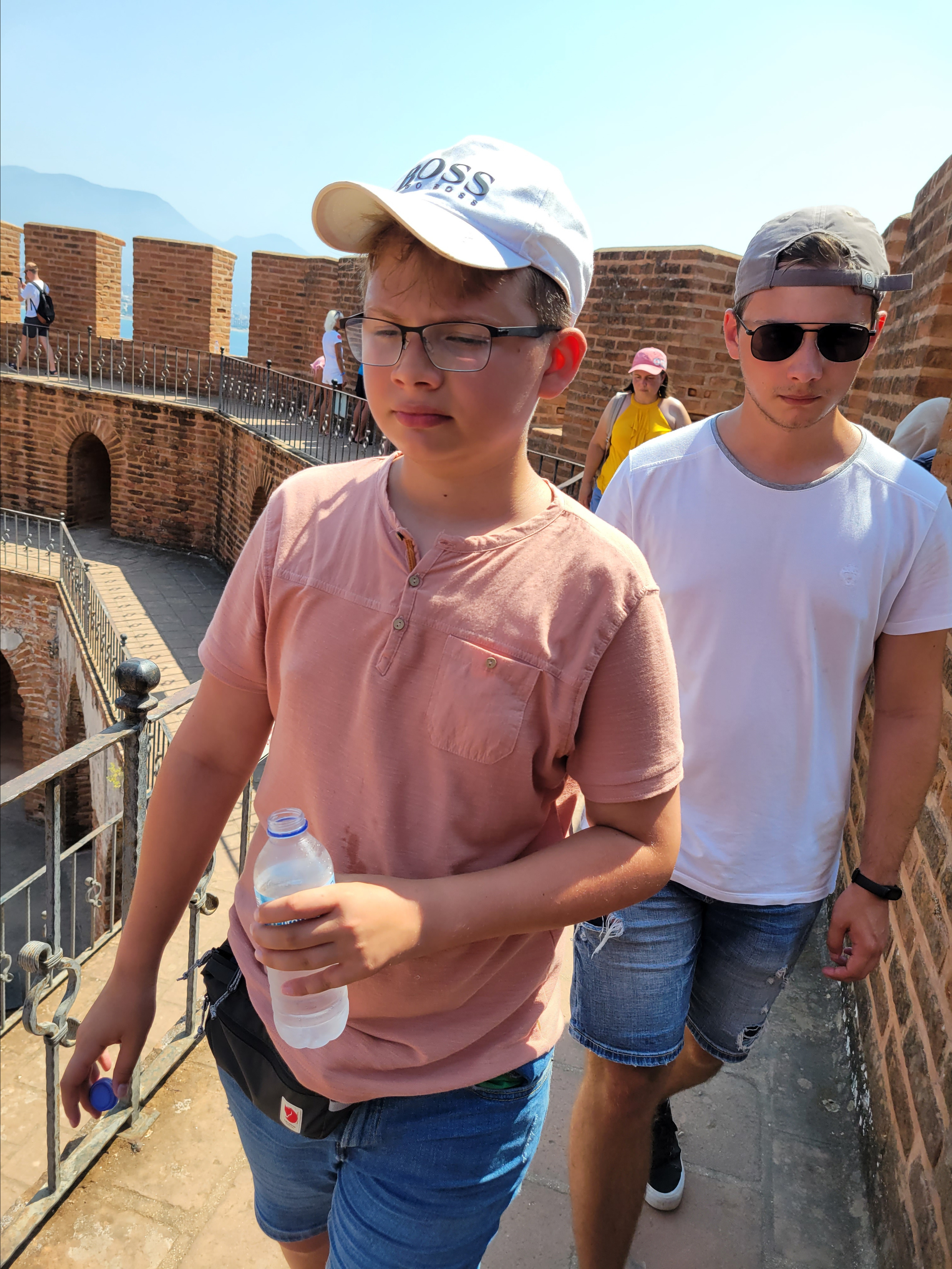 Стены опоясывают горный склон, спускаясь к морю