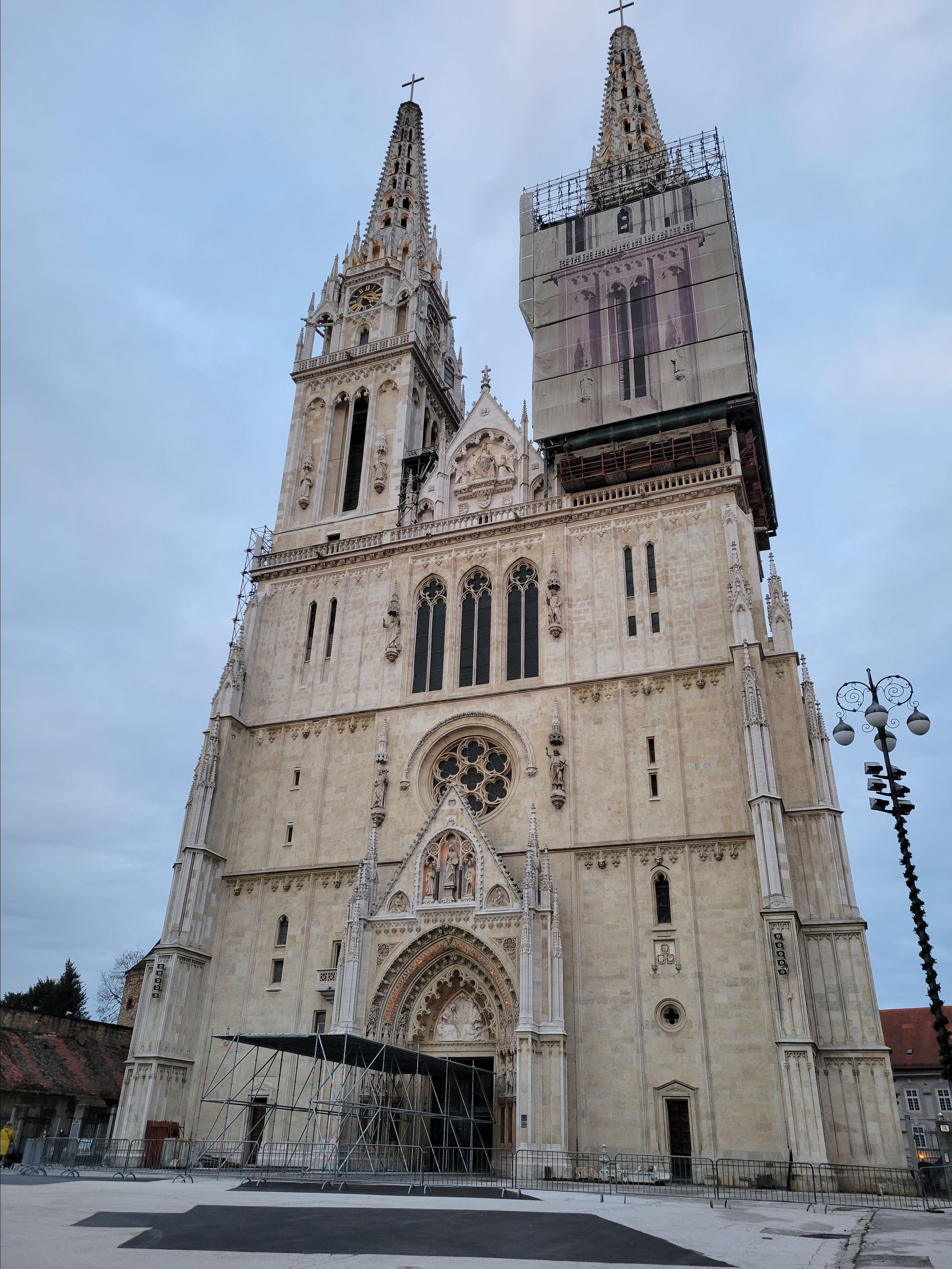 22 марта 2020 года рано утром в Загребе случилось сильное землятресение. Шпиль на башне сорвался. Сейчас установлен рядом, а башня почти восстановлена