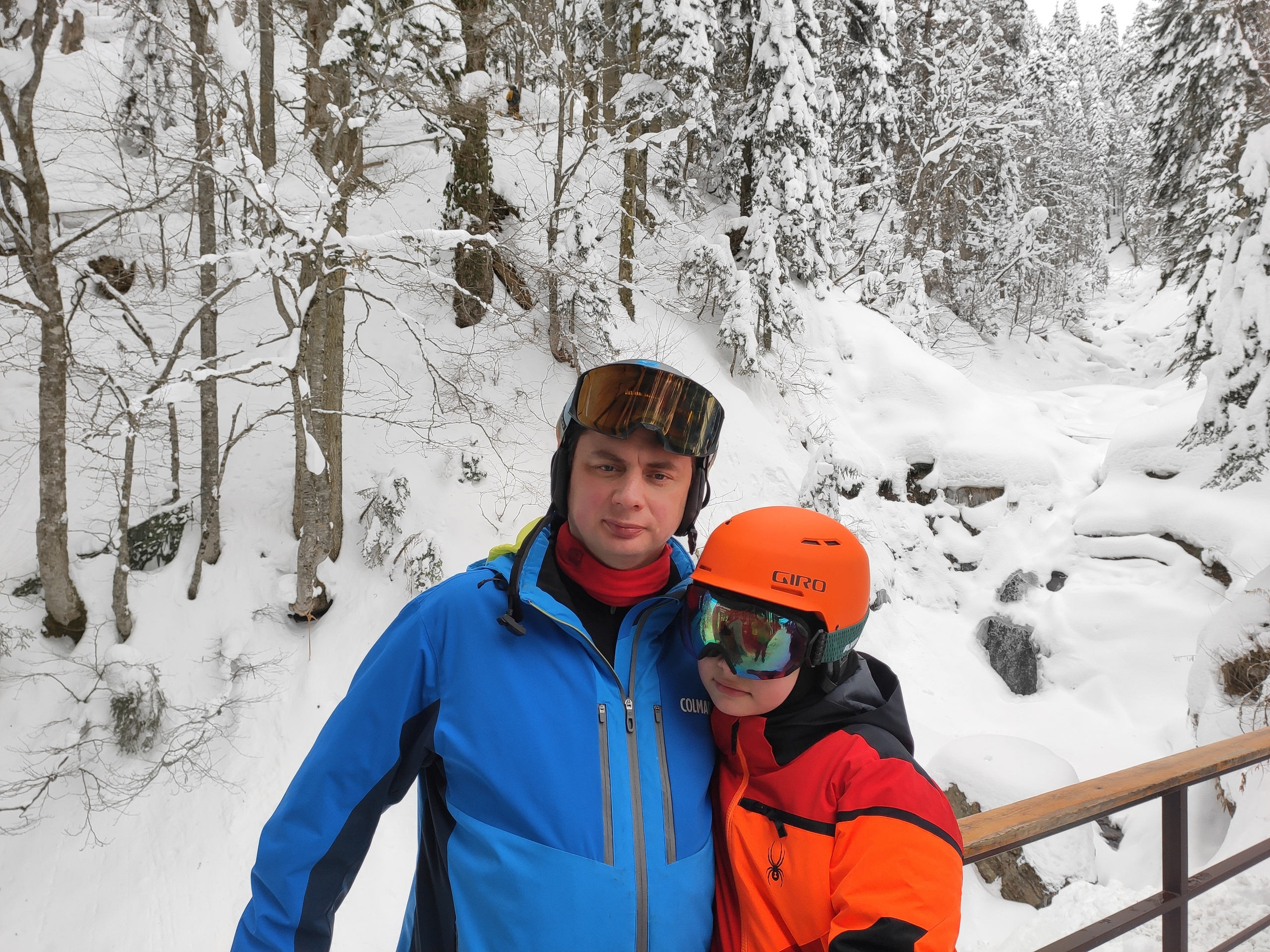 Игорек уверенно катается, но предпочитает папу пока не обгонять