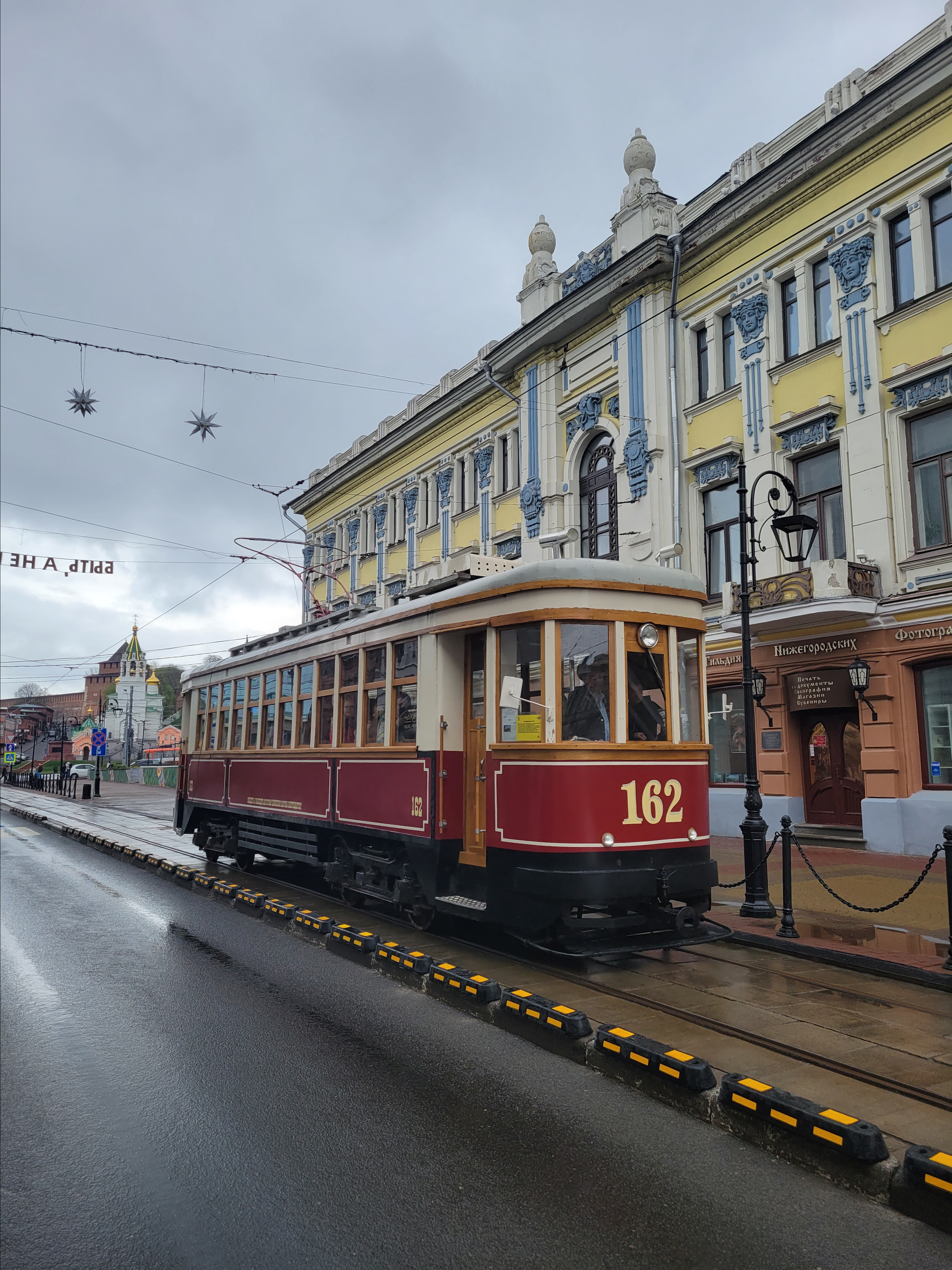 Ретро трамвай. В городе красивое метро, трамваи, троллейбусы