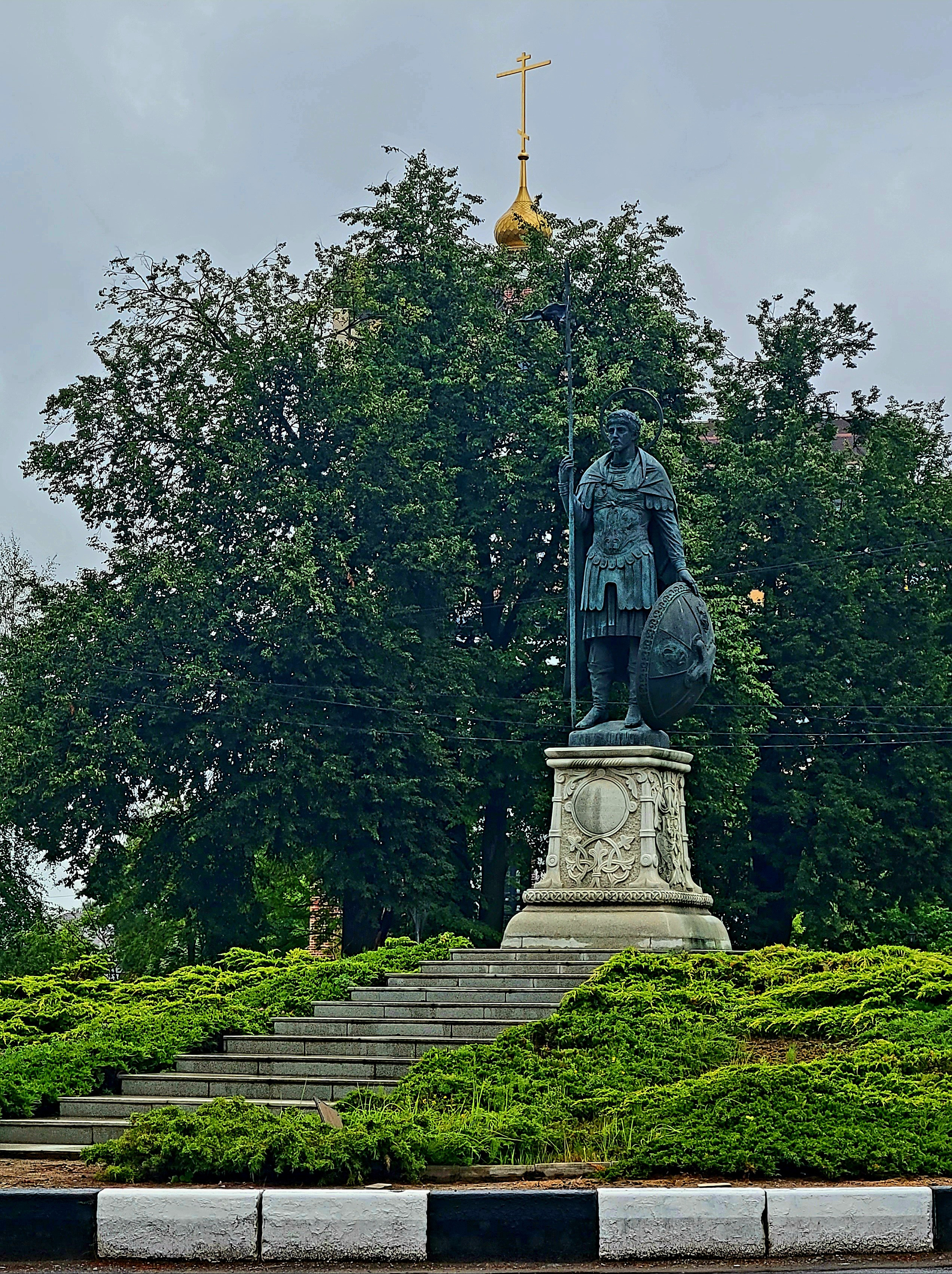 По легенде на этом месте родился Всеволод Большое Гнездо, и в честь его рождения был заложен город.