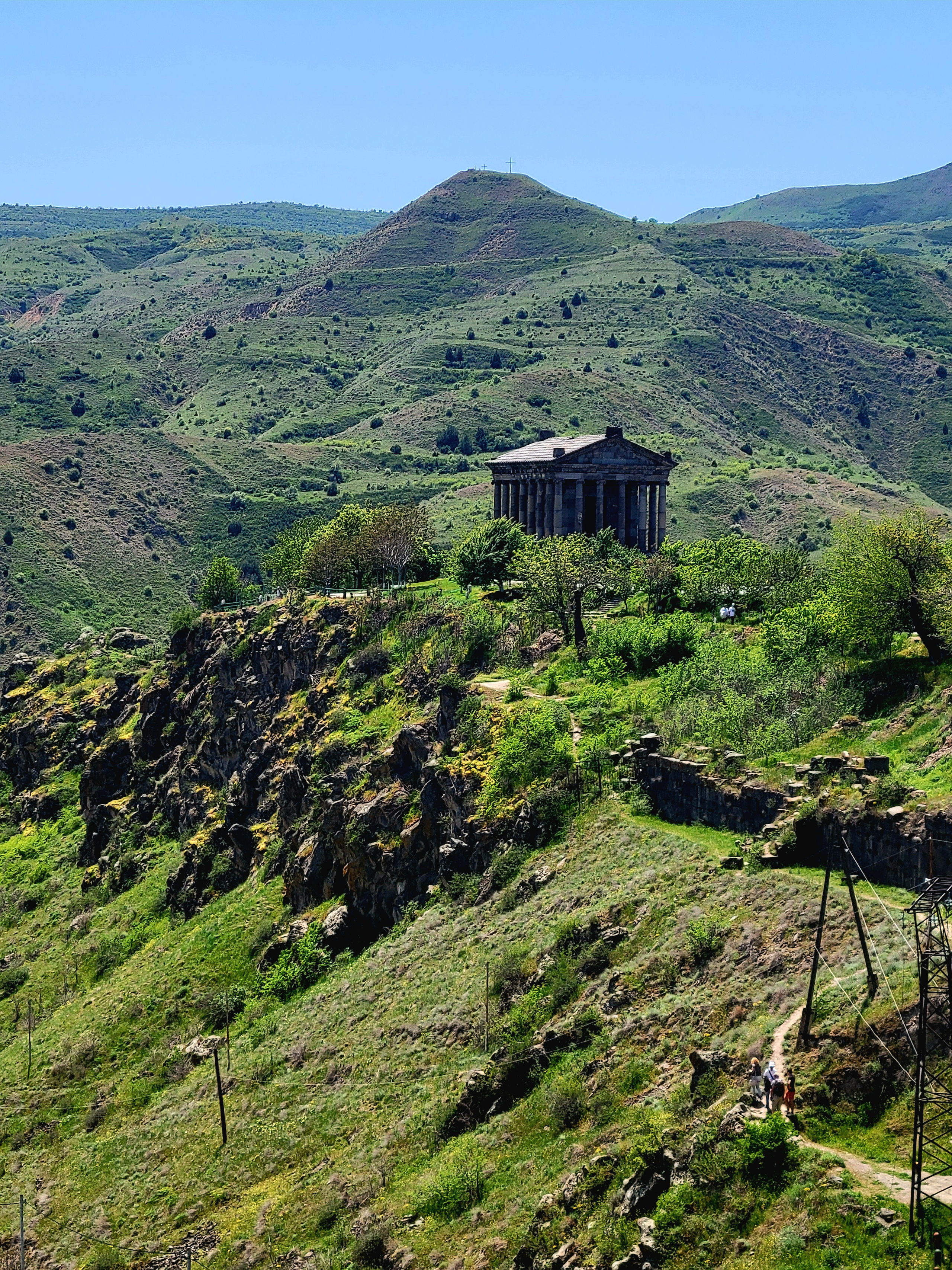 Первая часть пути - по широкой асфальтово-каменной дороге. Мысль только не отпускала - если что пойдет не так, обратно залезть почти нереально