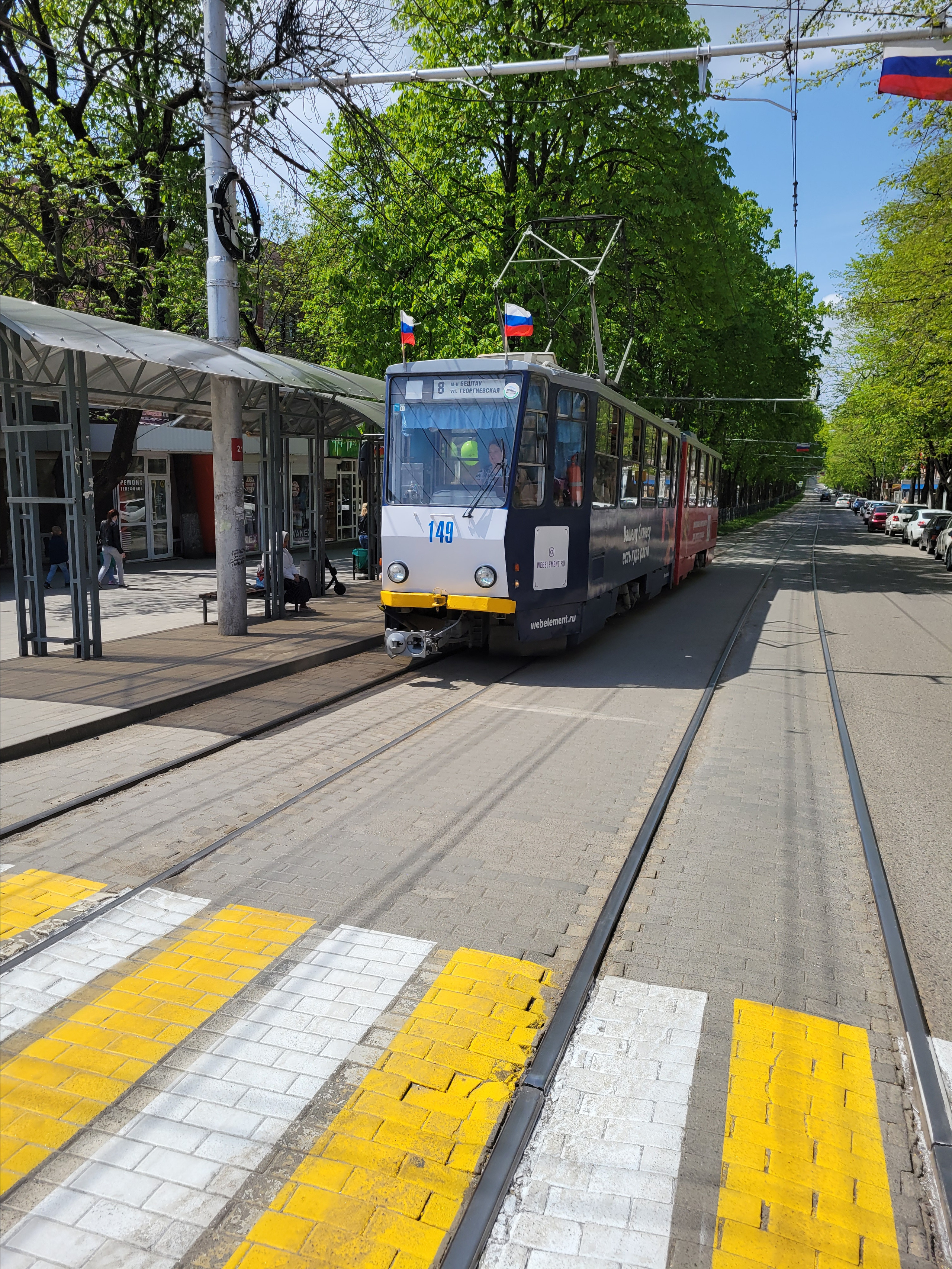 В городе развит городской транспорт: автобусы и трамвай